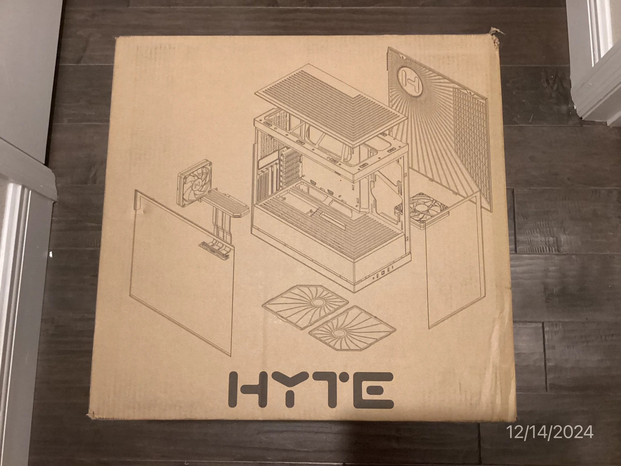 ++ NEW in Factory sealed box ++ Hyte Y40 Black/Red