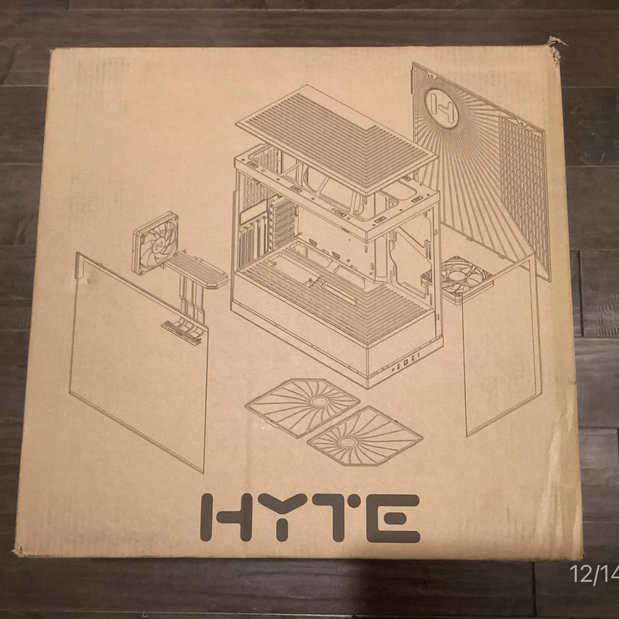 ++ NEW in Factory sealed box ++ Hyte Y40 Black/Red