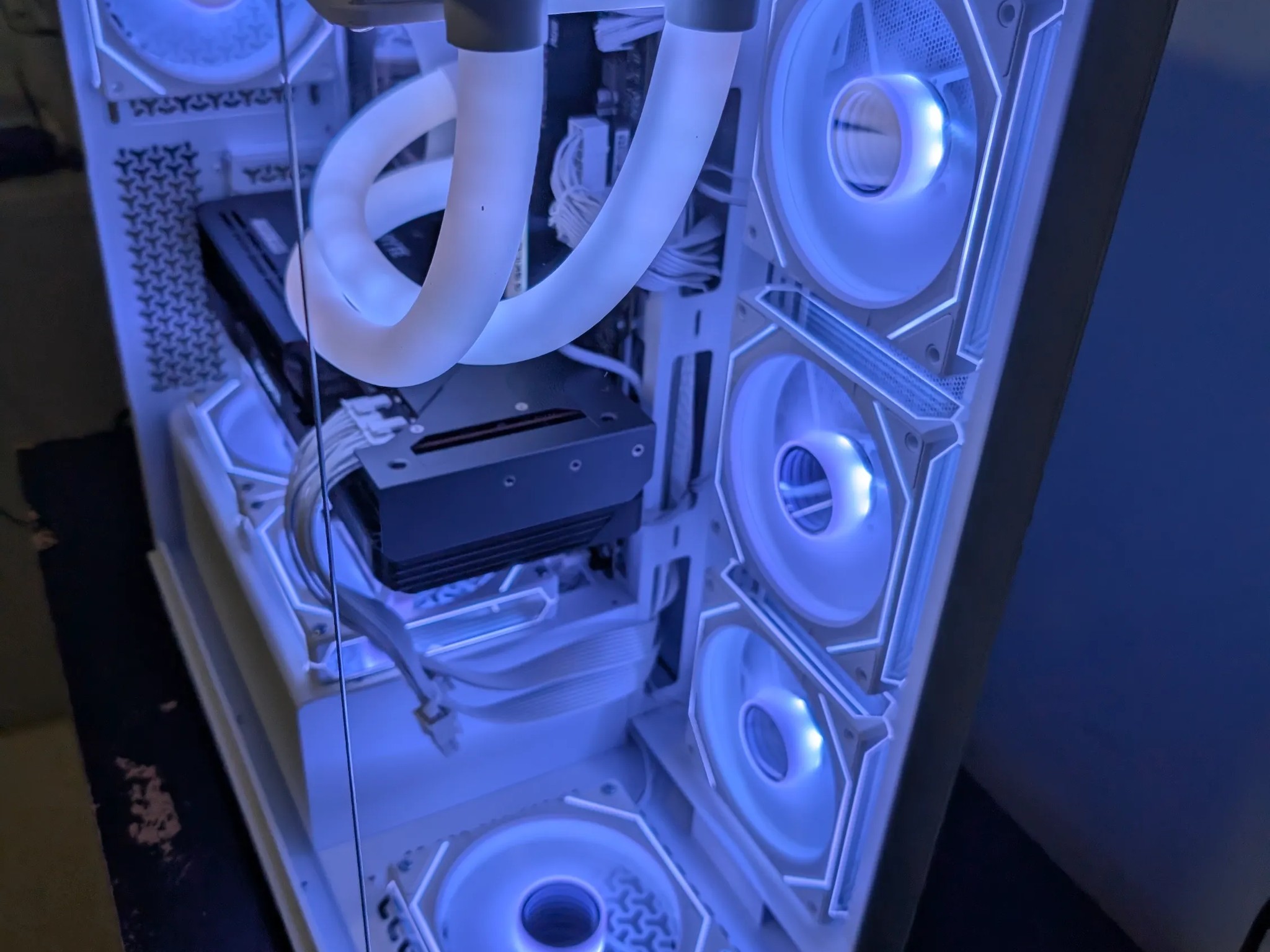 Ultimate Gamer PC - Ryzen 7 5800x3d | RX 7900 GRE | 32 GB DDR 4 4000 RGB | 1 TB NVME