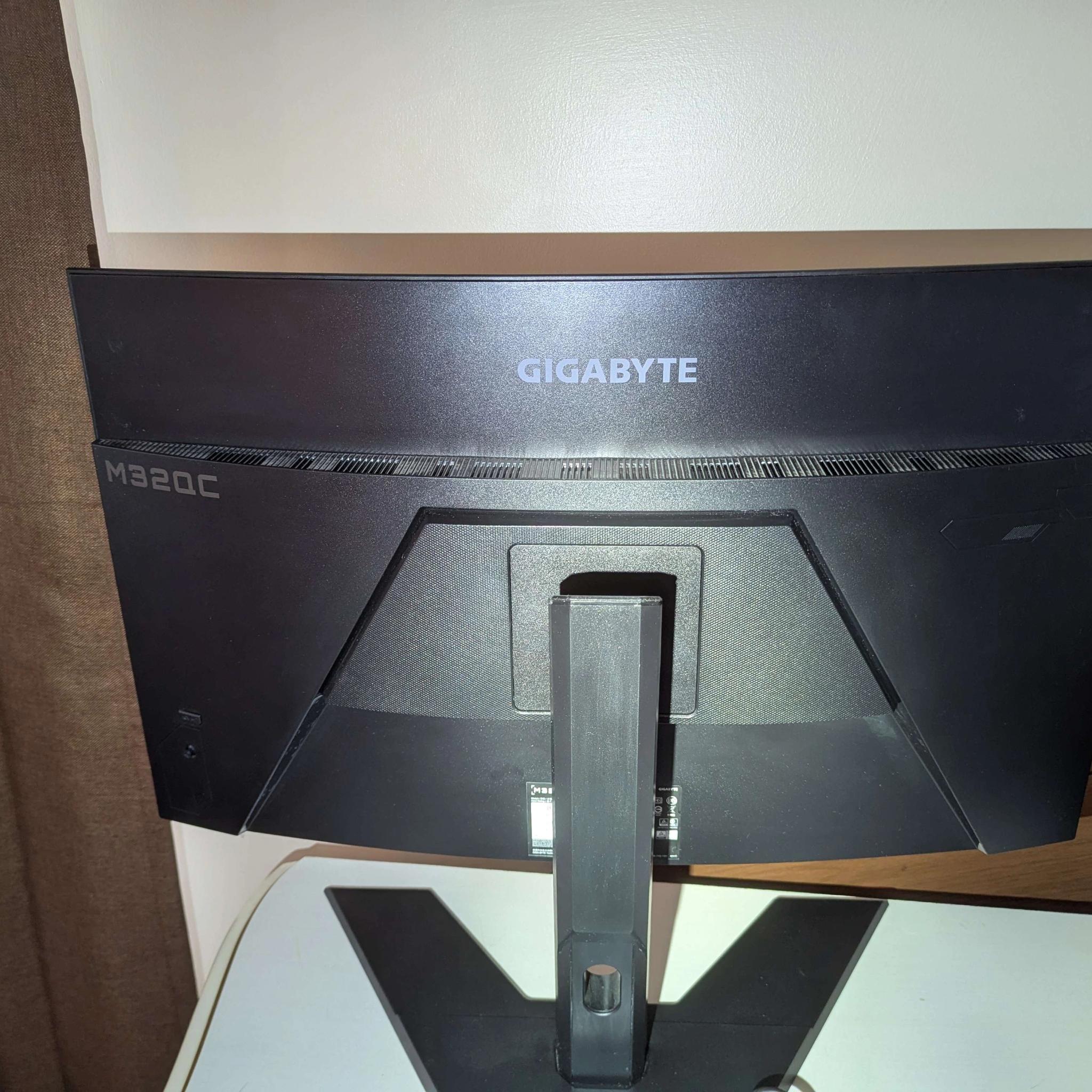 Gigabyte M32QC 32in 1440p 165hz 170hz oc 1ms 1500R curved