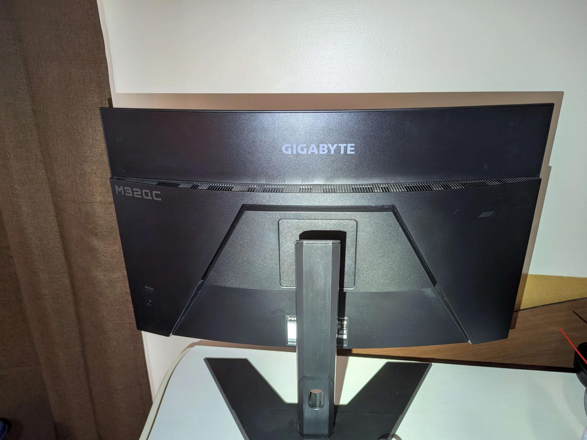 Gigabyte M32QC 32in 1440p 165hz 170hz oc 1ms 1500R curved
