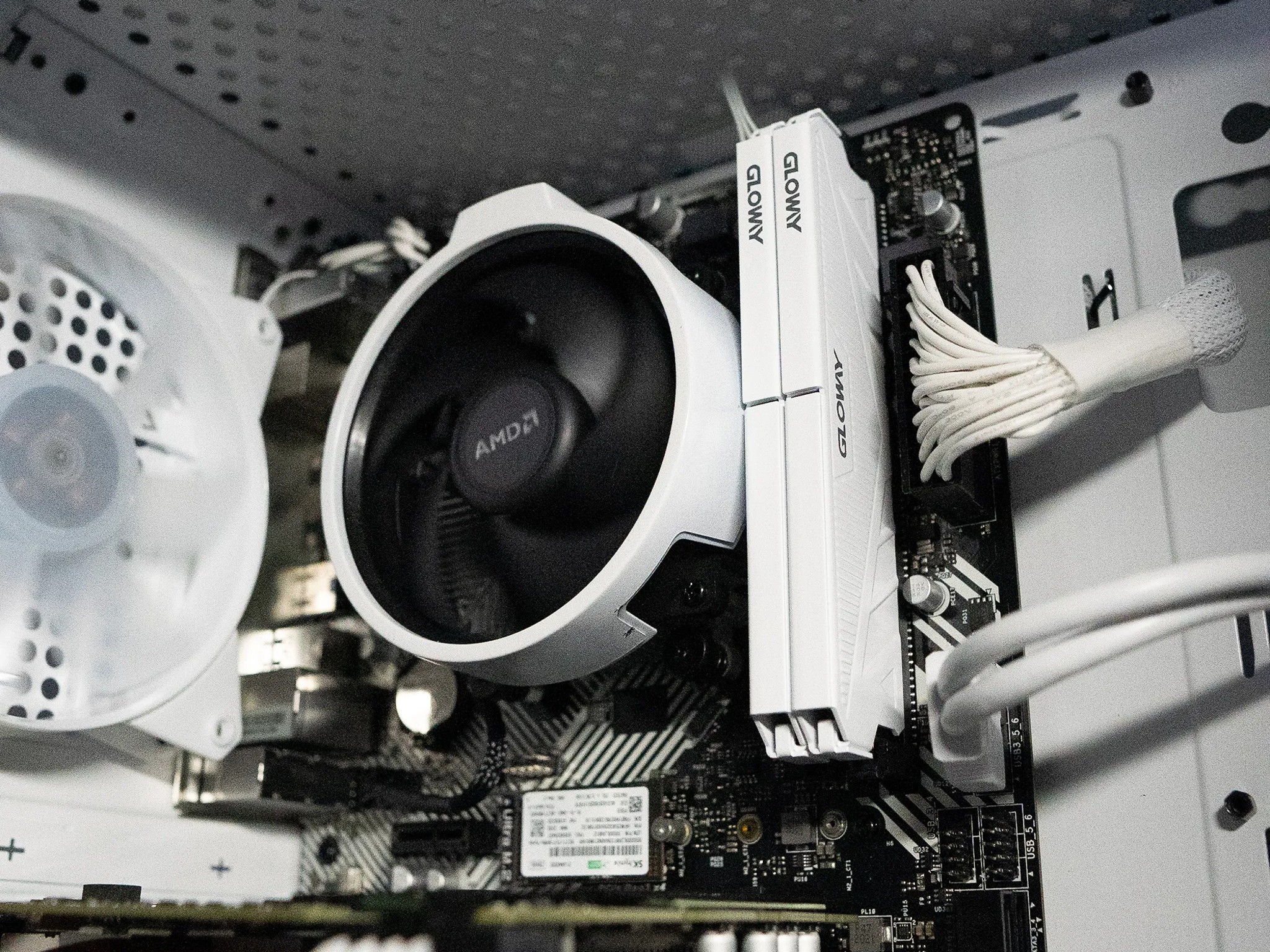 🌨🌨 | GTX 1080 8GB | RYZEN 5 1600X | 16GB DDR4 RAM | 2TB | Arctic Chill