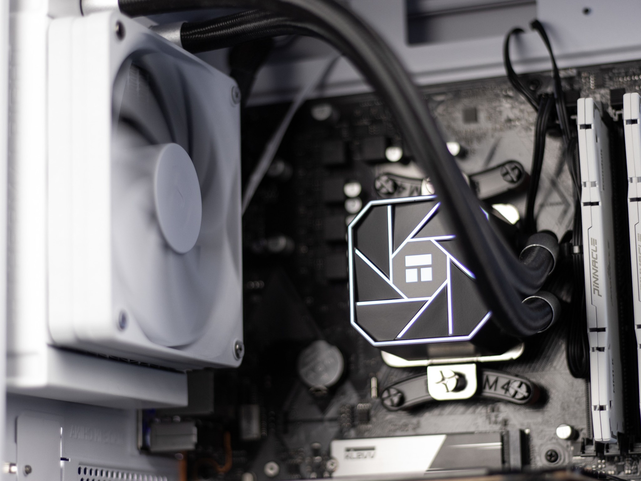 “Ecodeux” RX 7600 Ryzen 7 16GB Windows 11 1TB Gaming PC Powerhouse