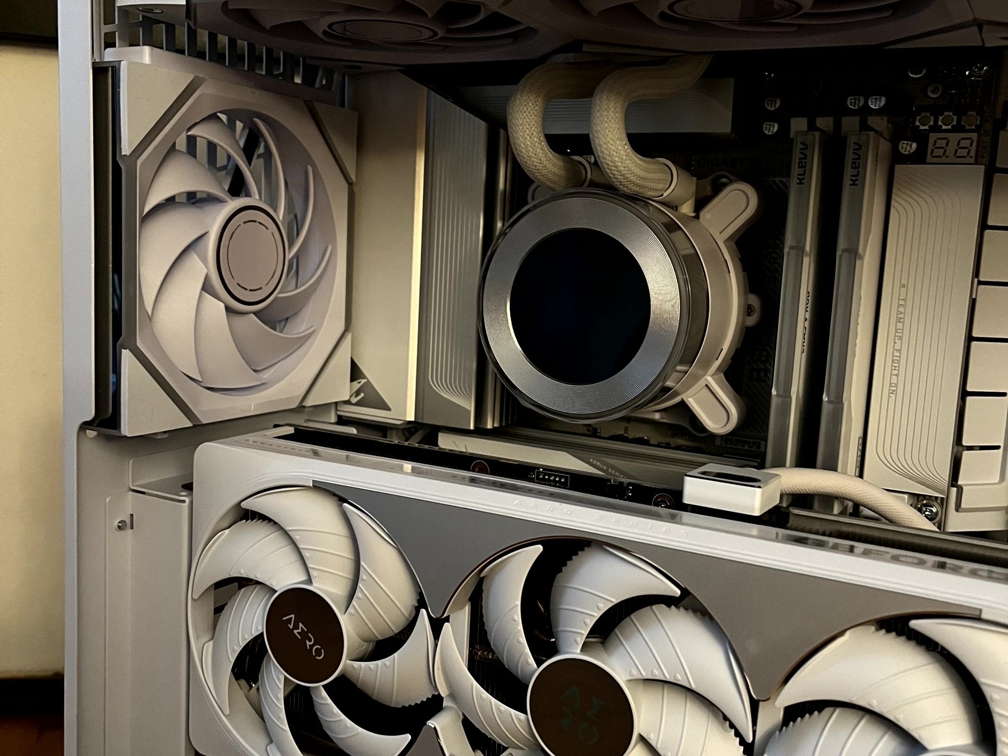 Hvítr Vargr - RTX 5080 OC SFF | Ryzen 7 9800x3d | 2TB NVME | 32GB @6400 MT/sec | 1000W Platinum PSU