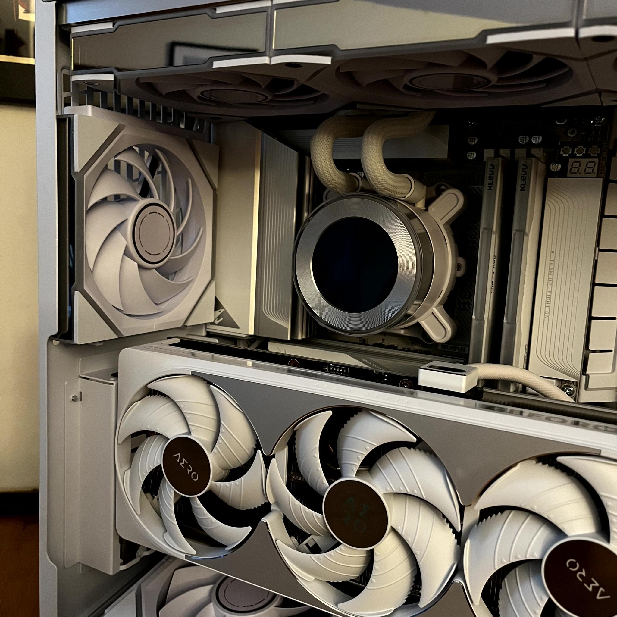 Hvítr Vargr - RTX 5080 OC SFF | Ryzen 7 9800x3d | 2TB NVME | 32GB @6400 MT/sec | 1000W Platinum PSU