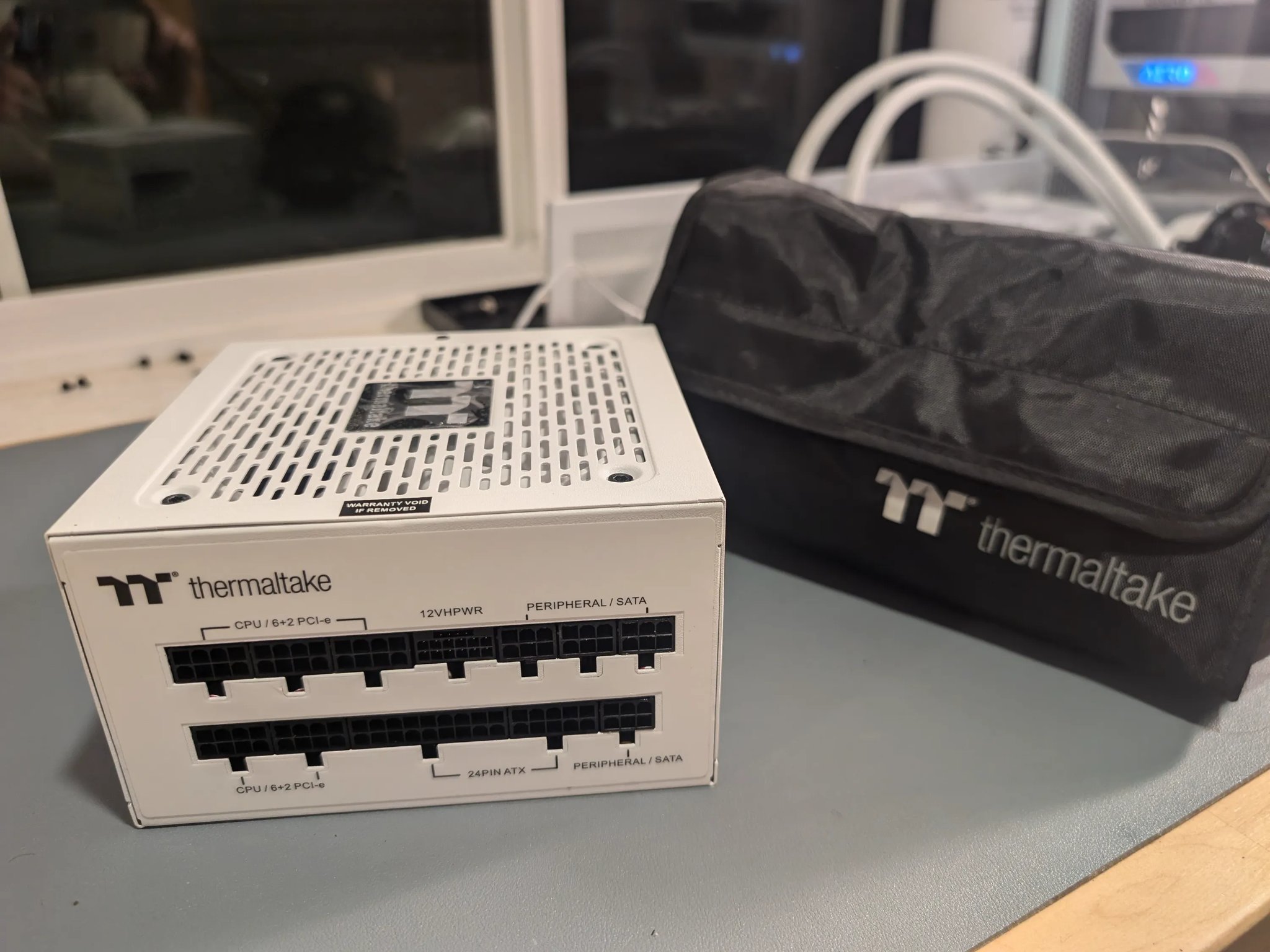 Thermaltake Toughpower 1050w Snow ATX