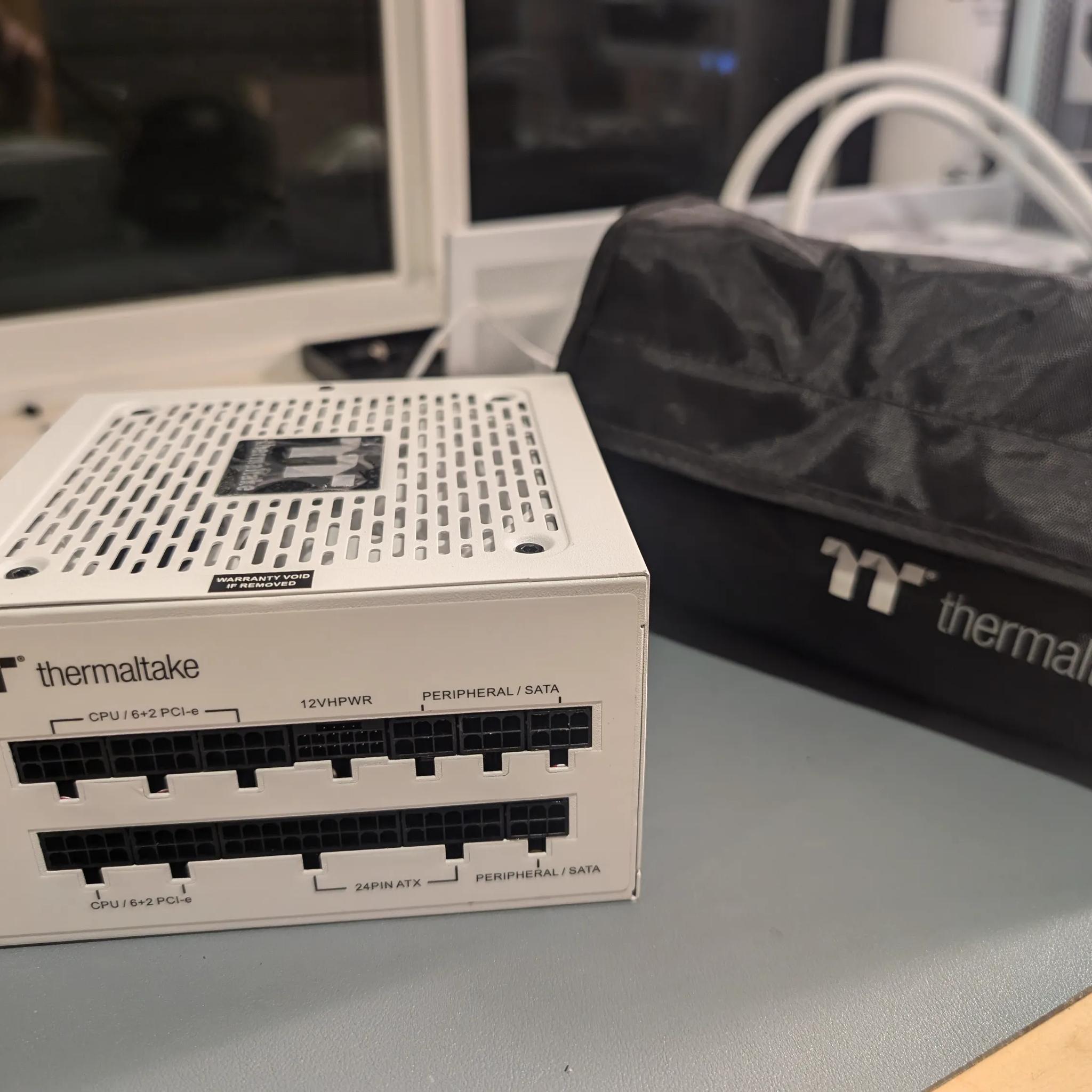 Thermaltake Toughpower 1050w Snow ATX