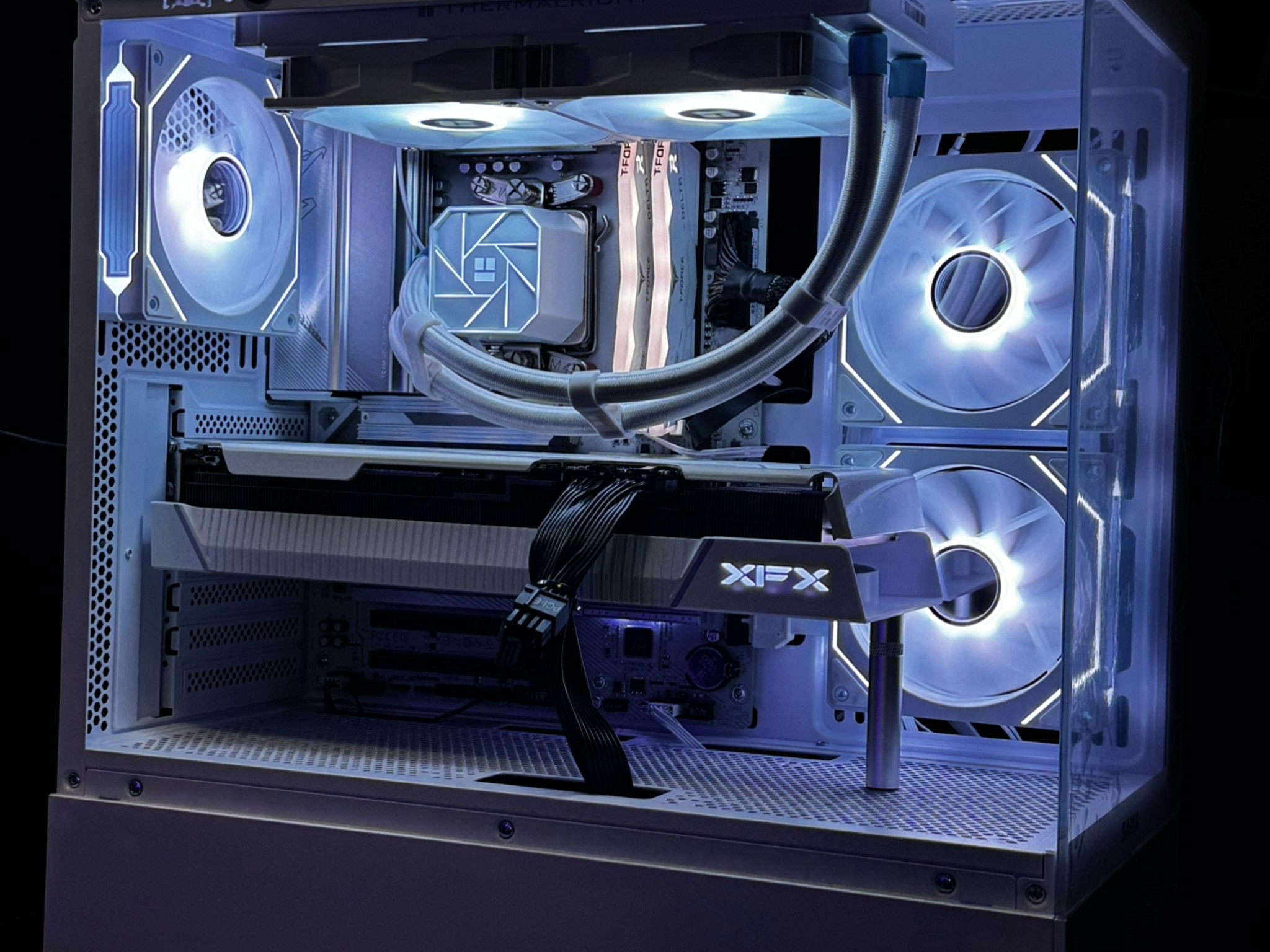 Frostbyte - RYZEN 5 7500F | RX 7800 XT | 1 TB SSD | 32 GB DDR5 | Gigabyte B650 AORUS ELITE AX ICE