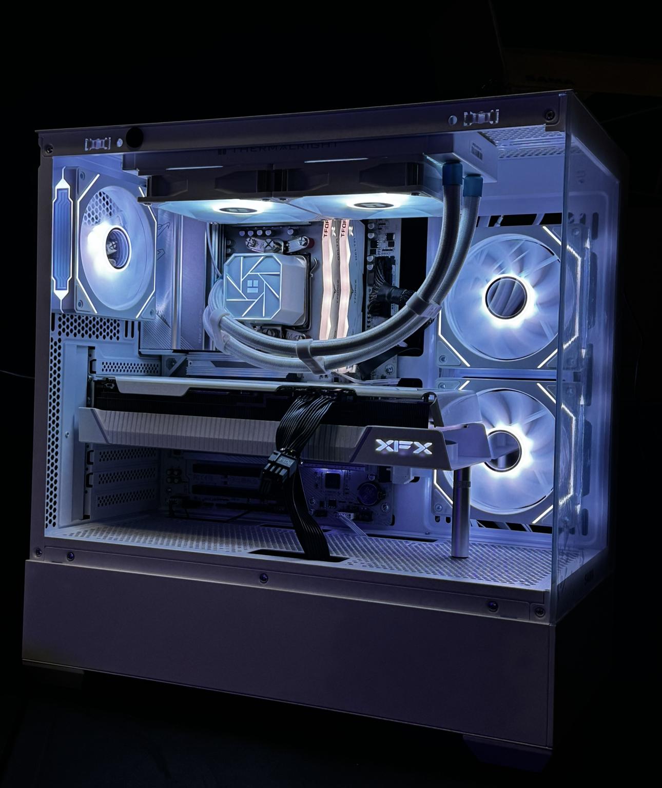 Frostbyte - RYZEN 5 7500F | RX 7800 XT | 1 TB SSD | 32 GB DDR5 | Gigabyte B650 AORUS ELITE AX ICE