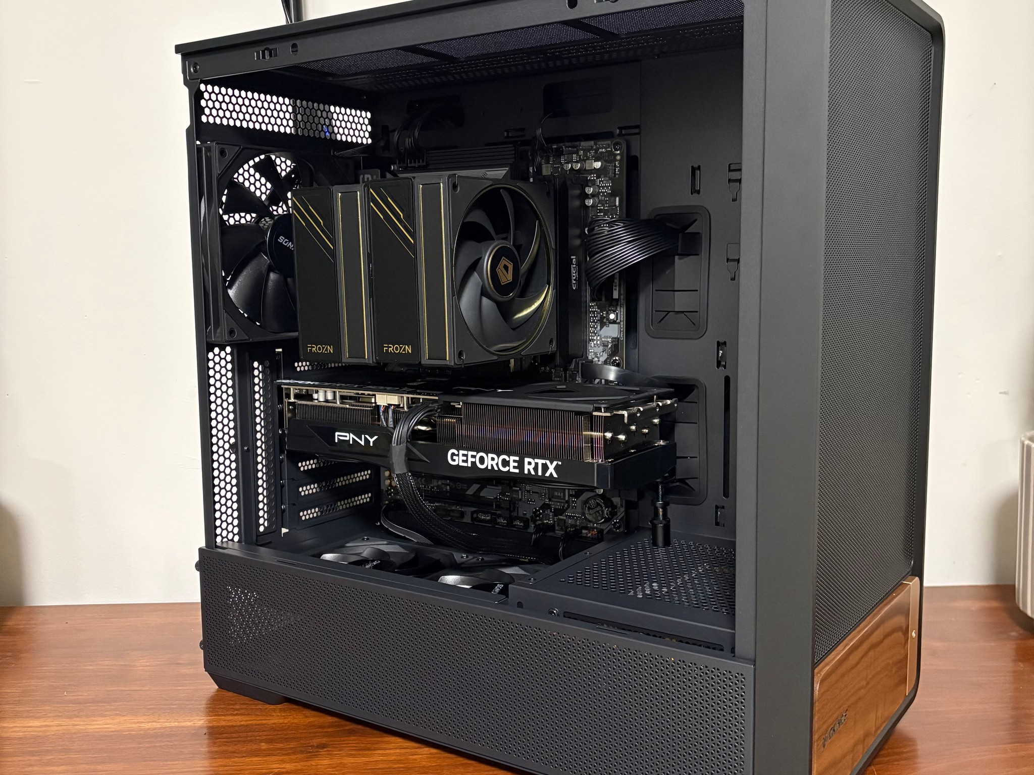 RTX 5070 Ti | Ryzen 5 7600X3D | 32GB DDR5 | 2TB NVMe | ATX 3.1 850W | Okionos Air Cross (ATX)