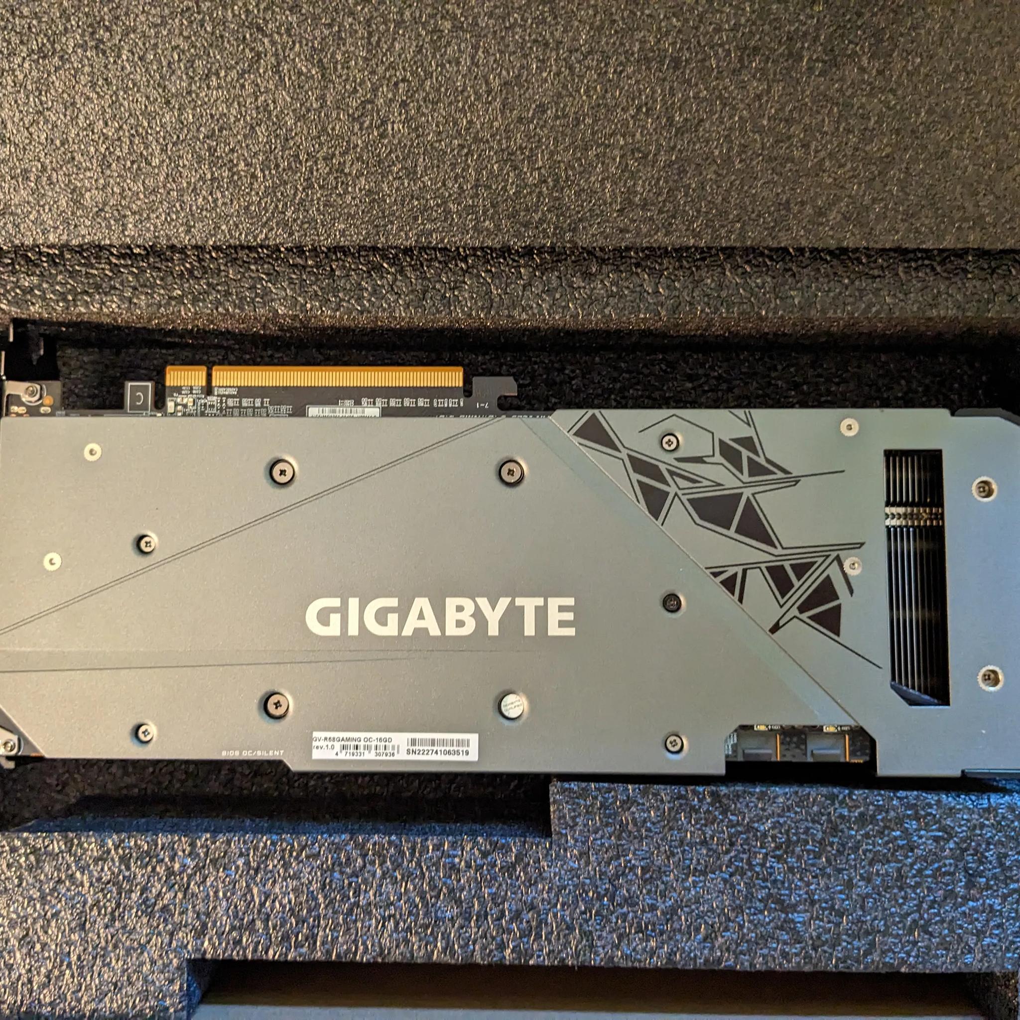 2 MONTH USED Gigabyte Radeon RX 6800 OC 16 GB