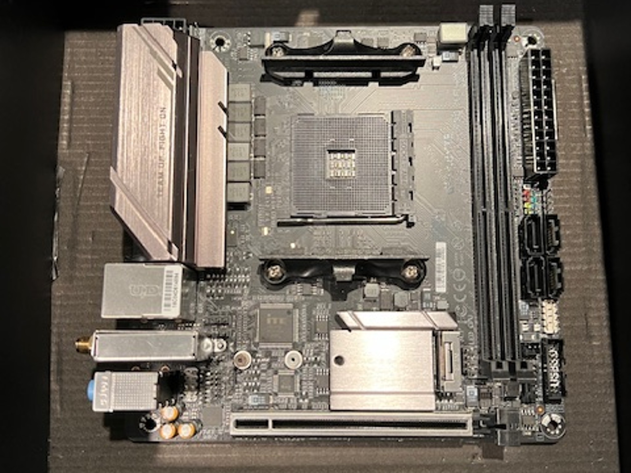 GIGABYTE B450 I AORUS PRO WIFI AM4 AMD B450 SATA 6Gb/s USB 3.1 HDMI Mini ITX AMD Motherboard