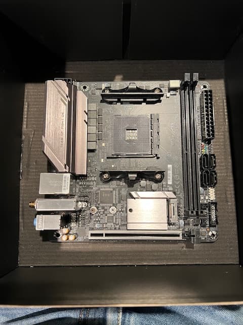 GIGABYTE B450 I AORUS PRO WIFI AM4 AMD B450 SATA 6Gb/s USB 3.1 HDMI Mini ITX AMD Motherboard