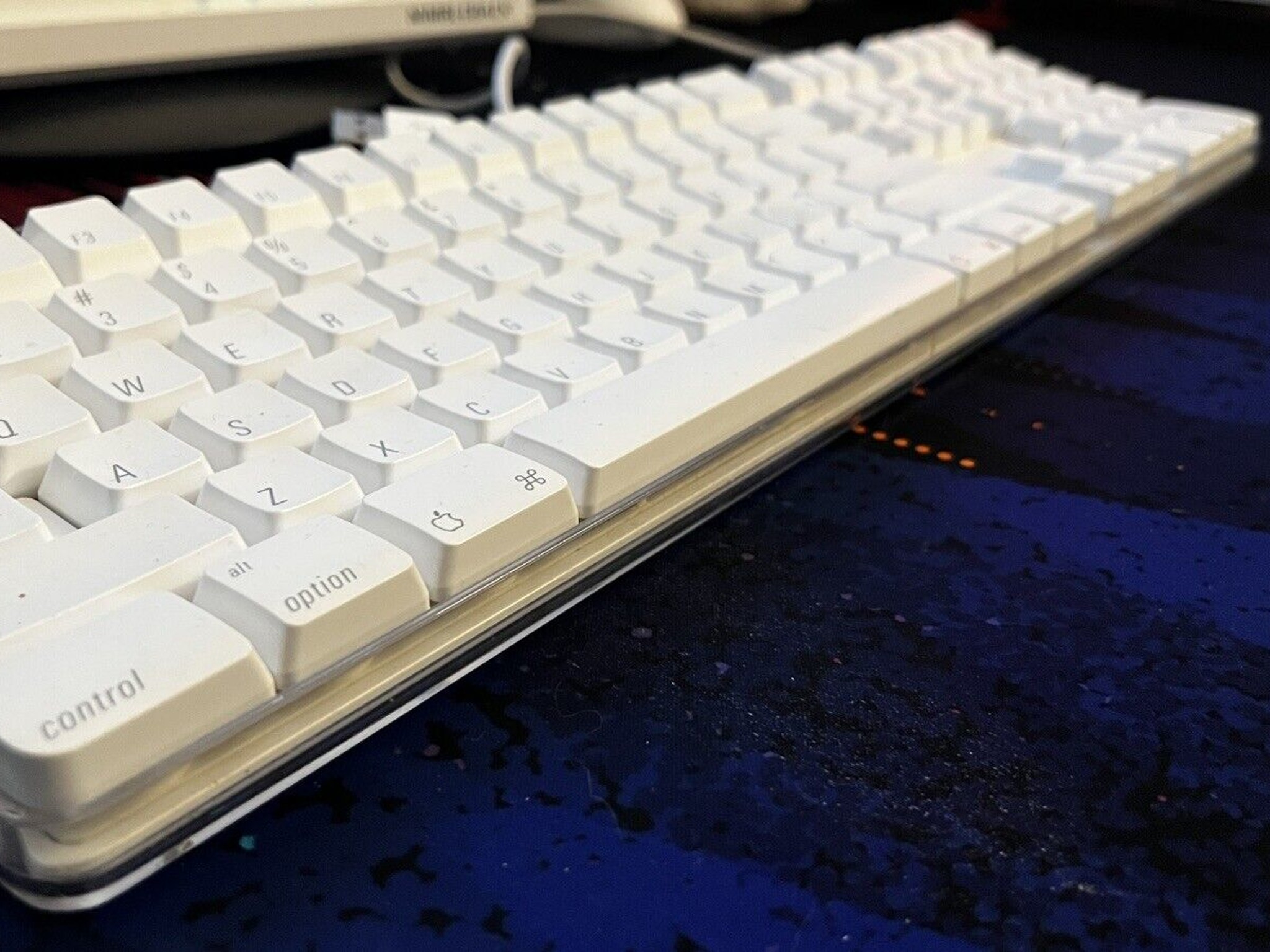 Apple OEM Wired Dual USB Keyboard Model A1048 White 2003 Tested and Working