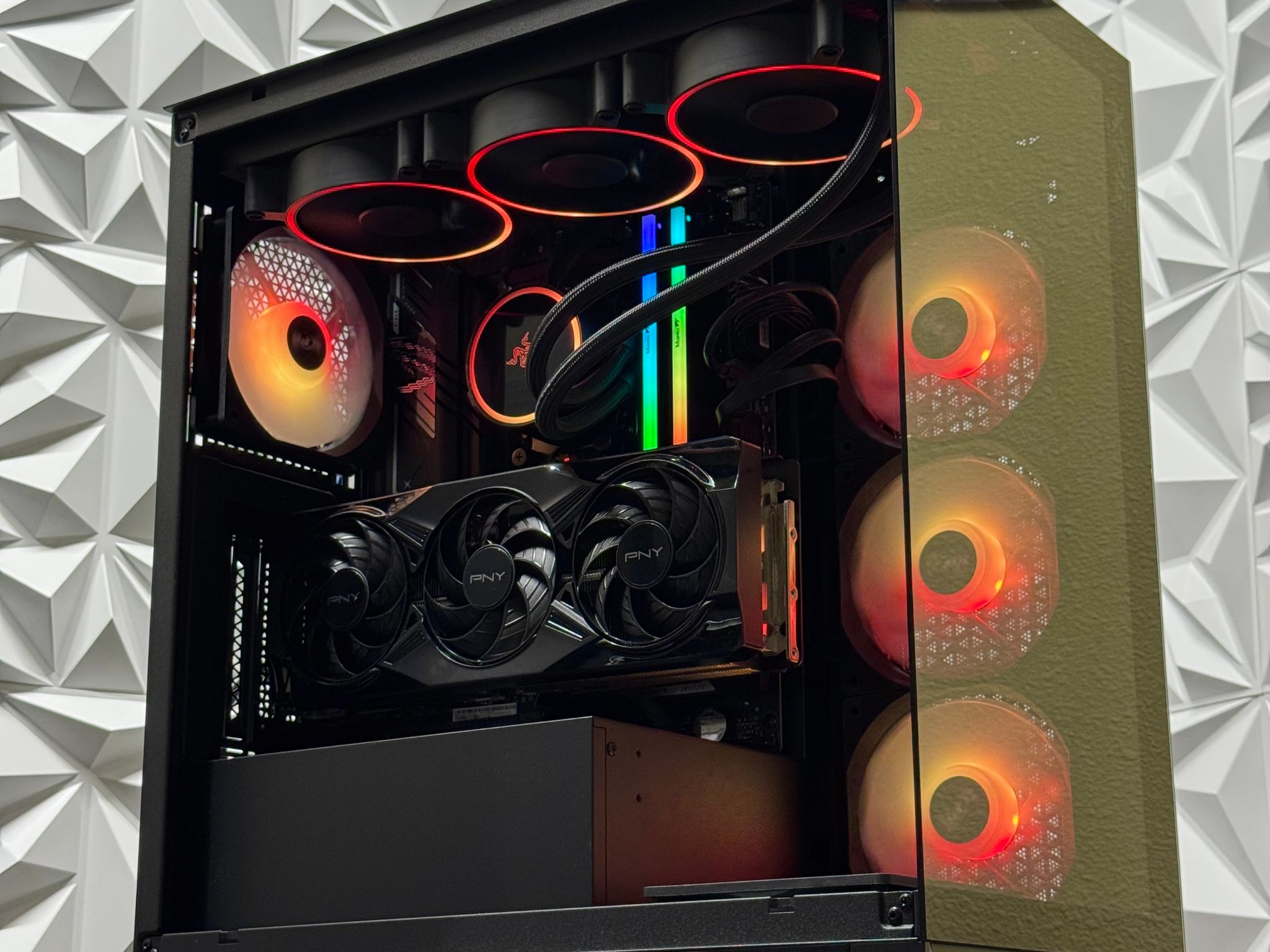 RTX 5070 Ti / Ryzen 7 9800X3D / 32GB 6400MHz DDR5 / X870E / 1TB crucial ssd / Windows 11 Pro