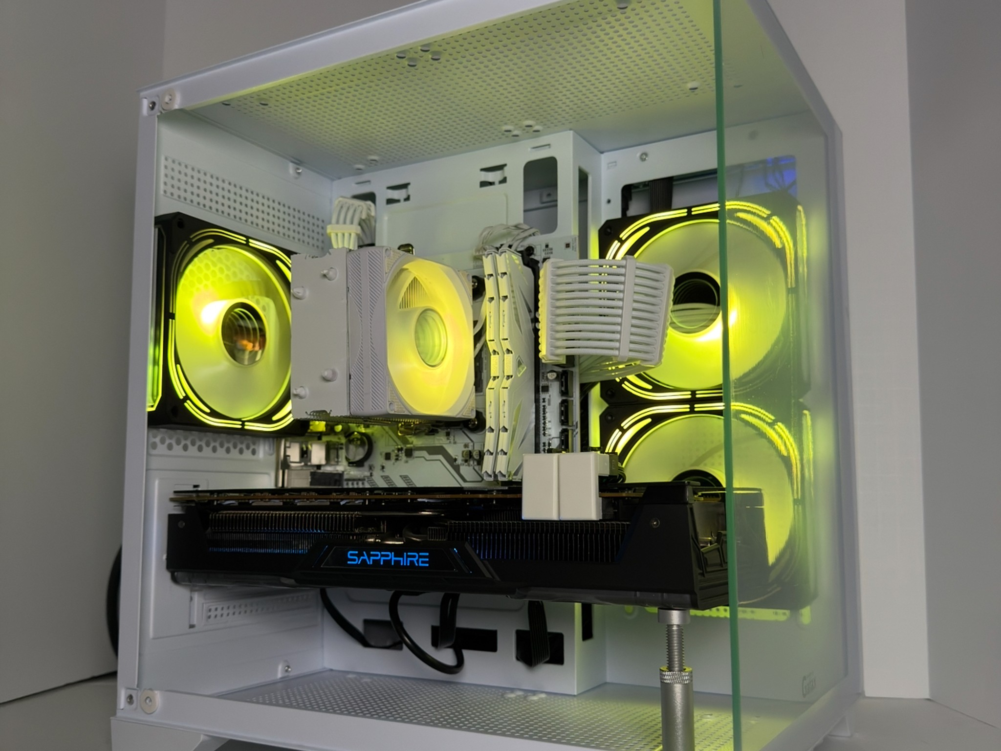 🌐WHITEOUT🌐 1080p | RX Vega 64 | Ryzen 5 3600 | 16GB DDR4 3200MHz | 1TB M.2 NVMe