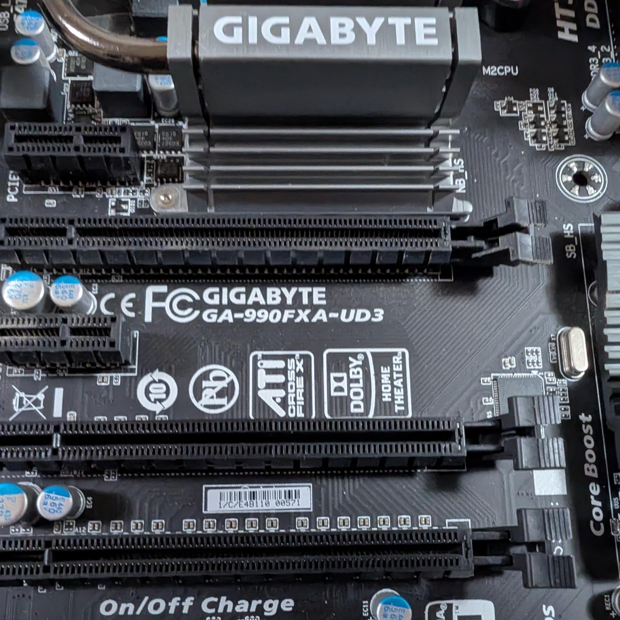 Gigabyte 990FXA-UD3 / AMD FX8320 / 16GB DDR3 / R9 270x 4GB
