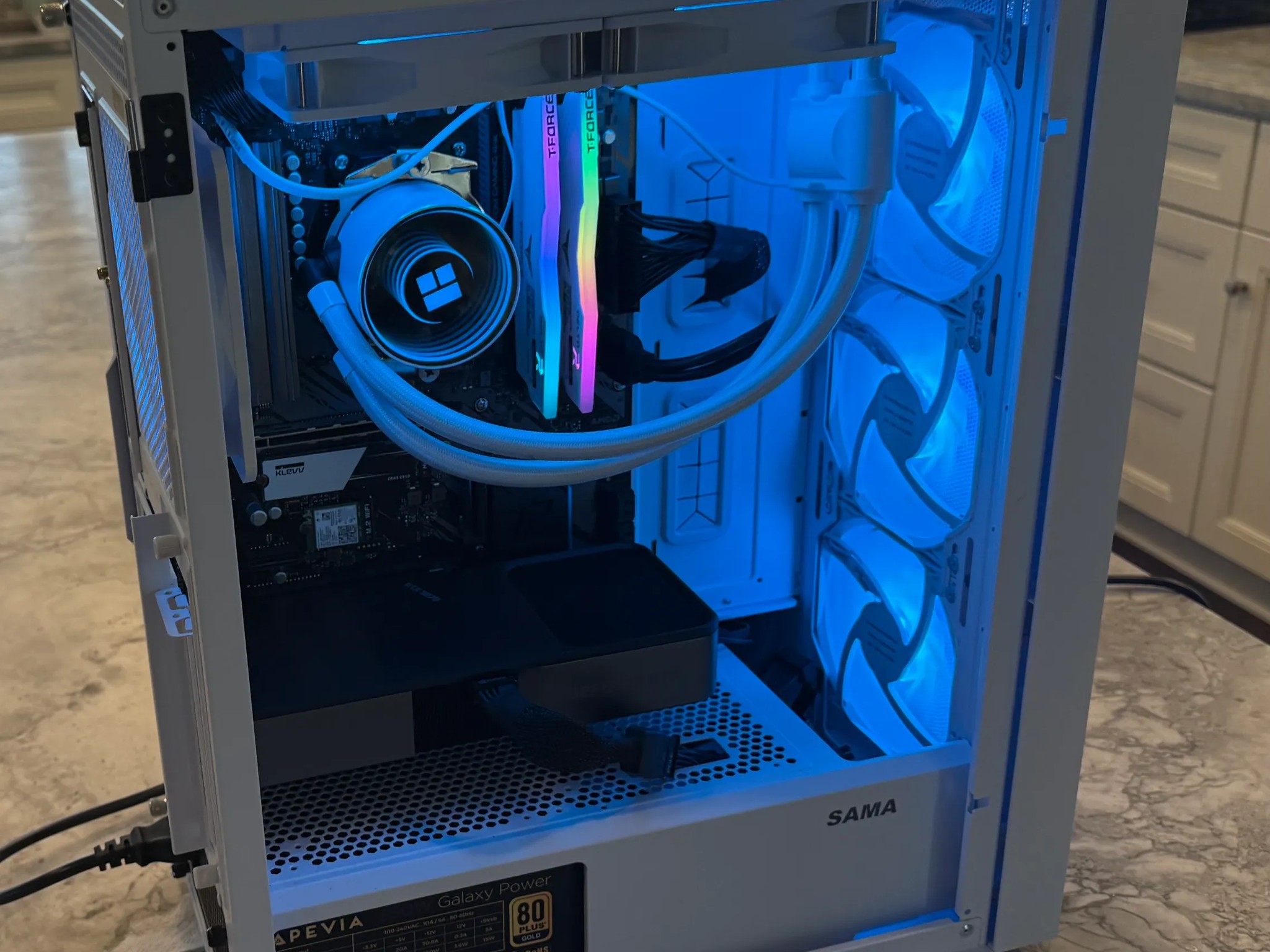 Iced Yeti         [ GeForce RTX 3070,   Ryzen 5 5600x,  1TB SSD,  32GB DDR4,   850W