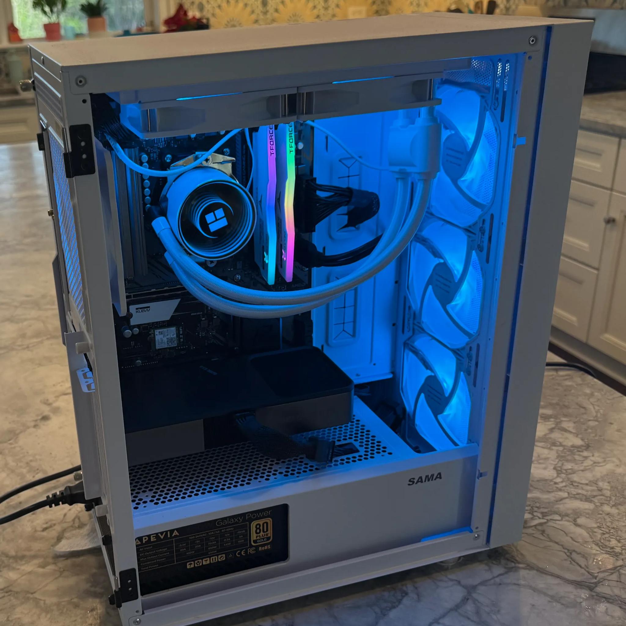 Iced Yeti         [ GeForce RTX 3070,   Ryzen 5 5600x,  1TB SSD,  32GB DDR4,   850W