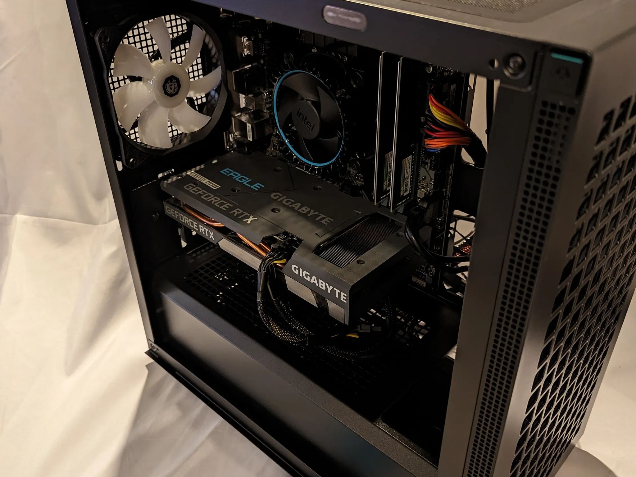 | Intel i3-13100 |RTX 3060 Gigabyte Eagle| 16GB DDR4 3200MHz|