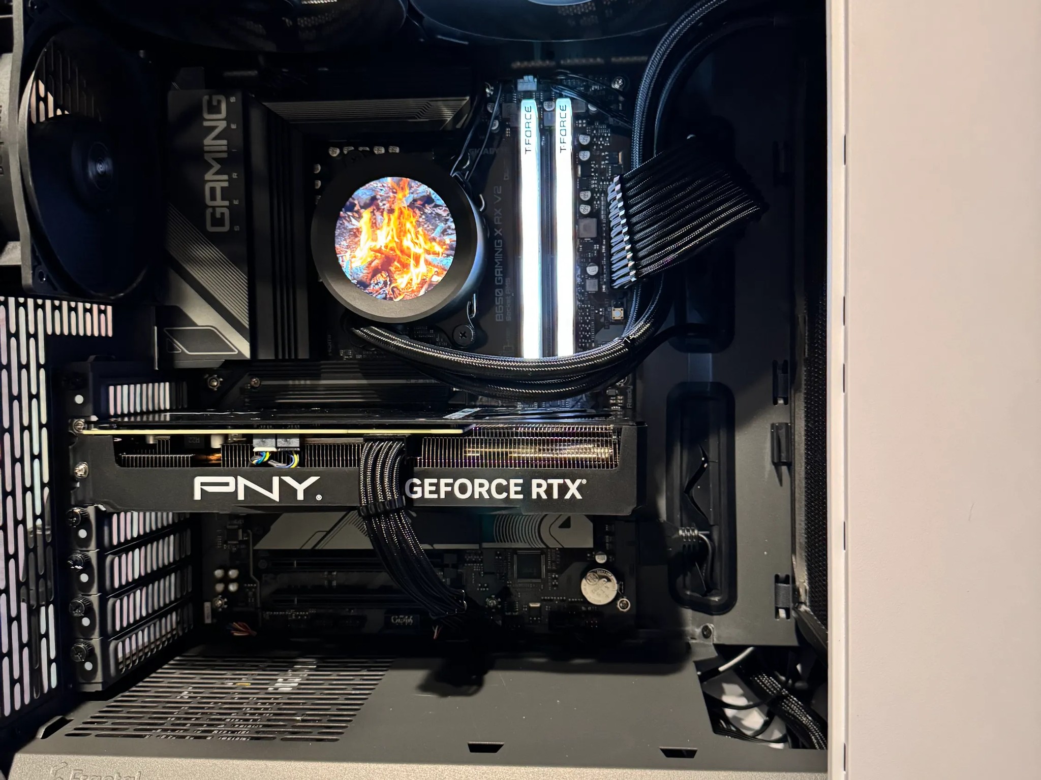 4070 + RYZEN 7 7700 +32GB  (FIRE WOOD🔥)