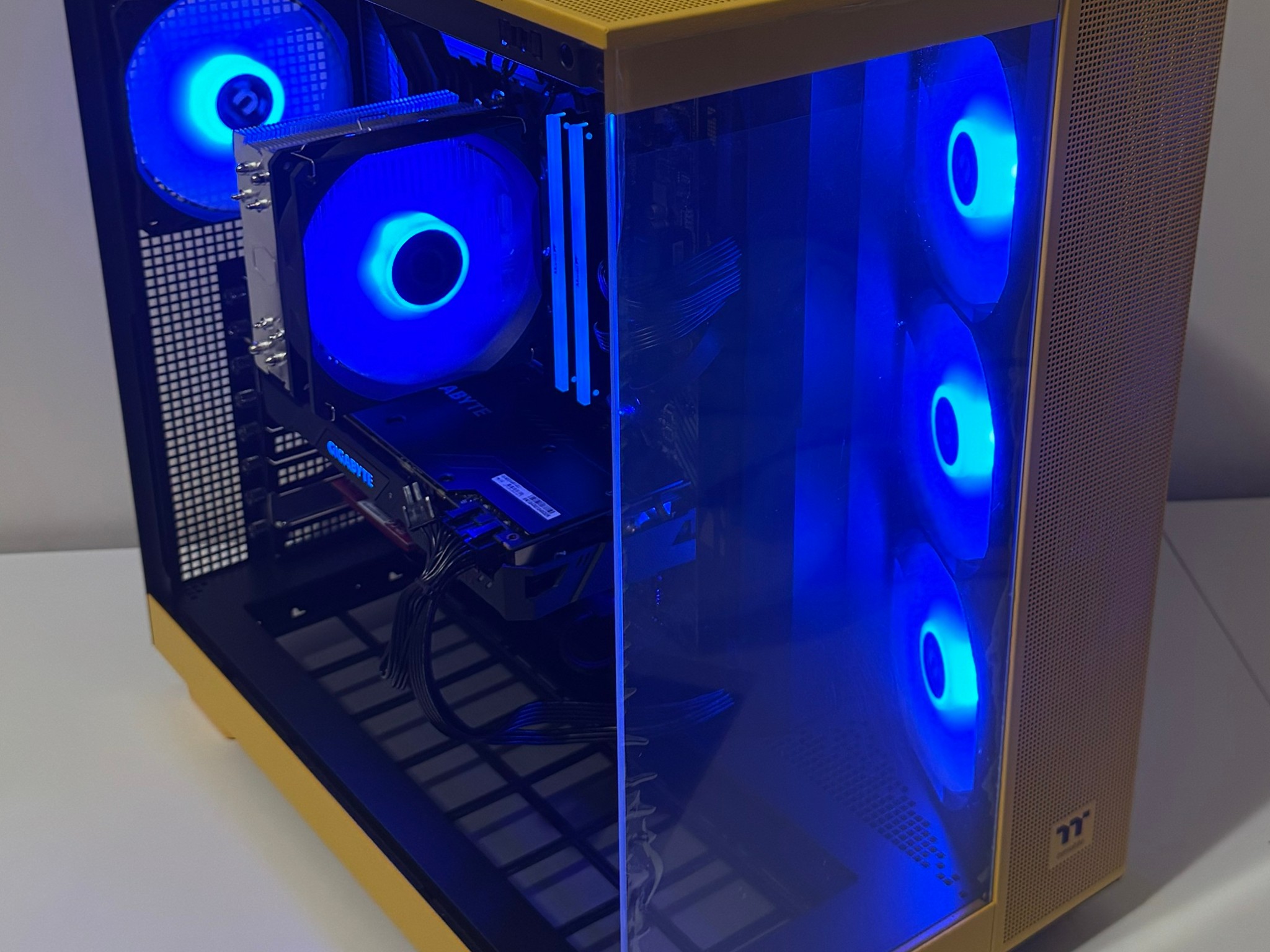 BUMBLEBEE Ryzen 5 32GB RAM 1TB SSD GeForce RTX 2070 MSI MAG B550 Tomahawk Thermaltake View 380 XL