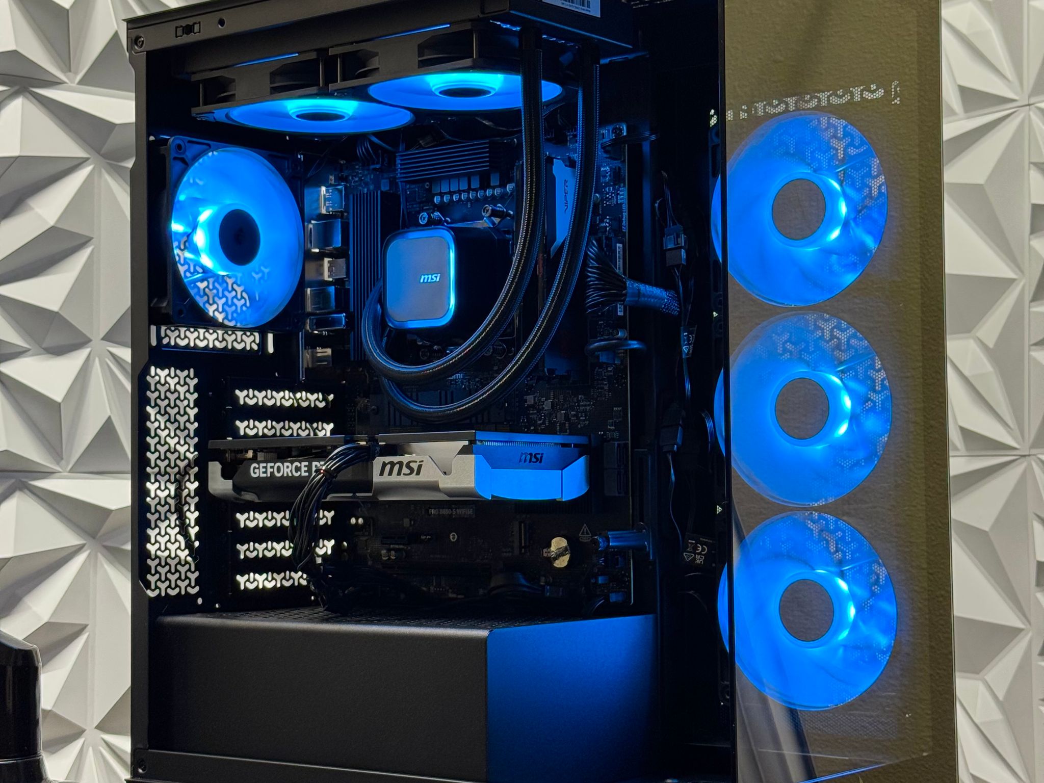 RTX 5060 Ti / 32GB DDR5 Ram / Ryzen 5 9600X / 1TB Crucial Nvme / 650w psu / windows 11