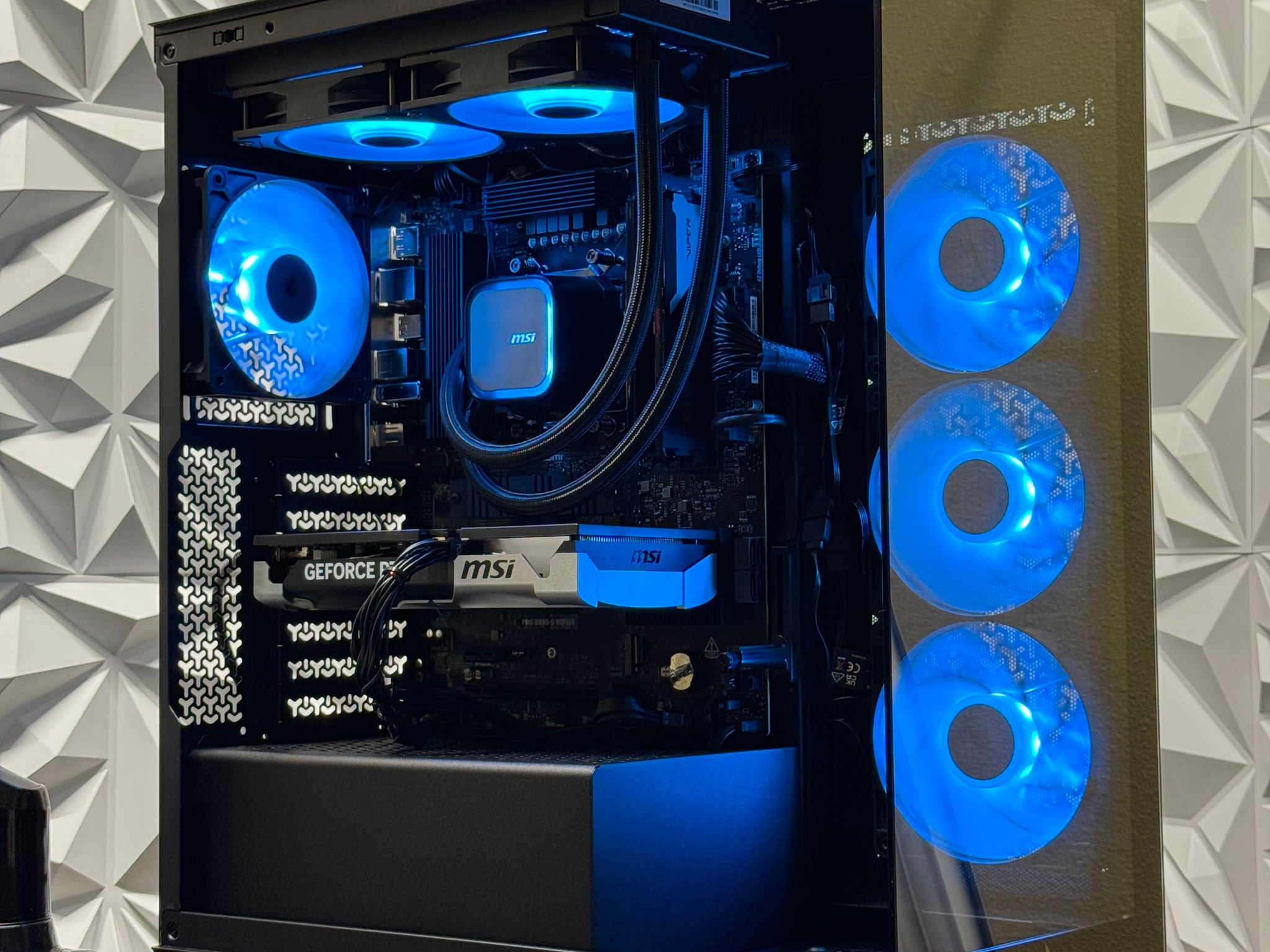 RTX 5060 Ti / 32GB DDR5 Ram / Ryzen 5 9600X / 1TB Crucial Nvme / 650w psu / windows 11