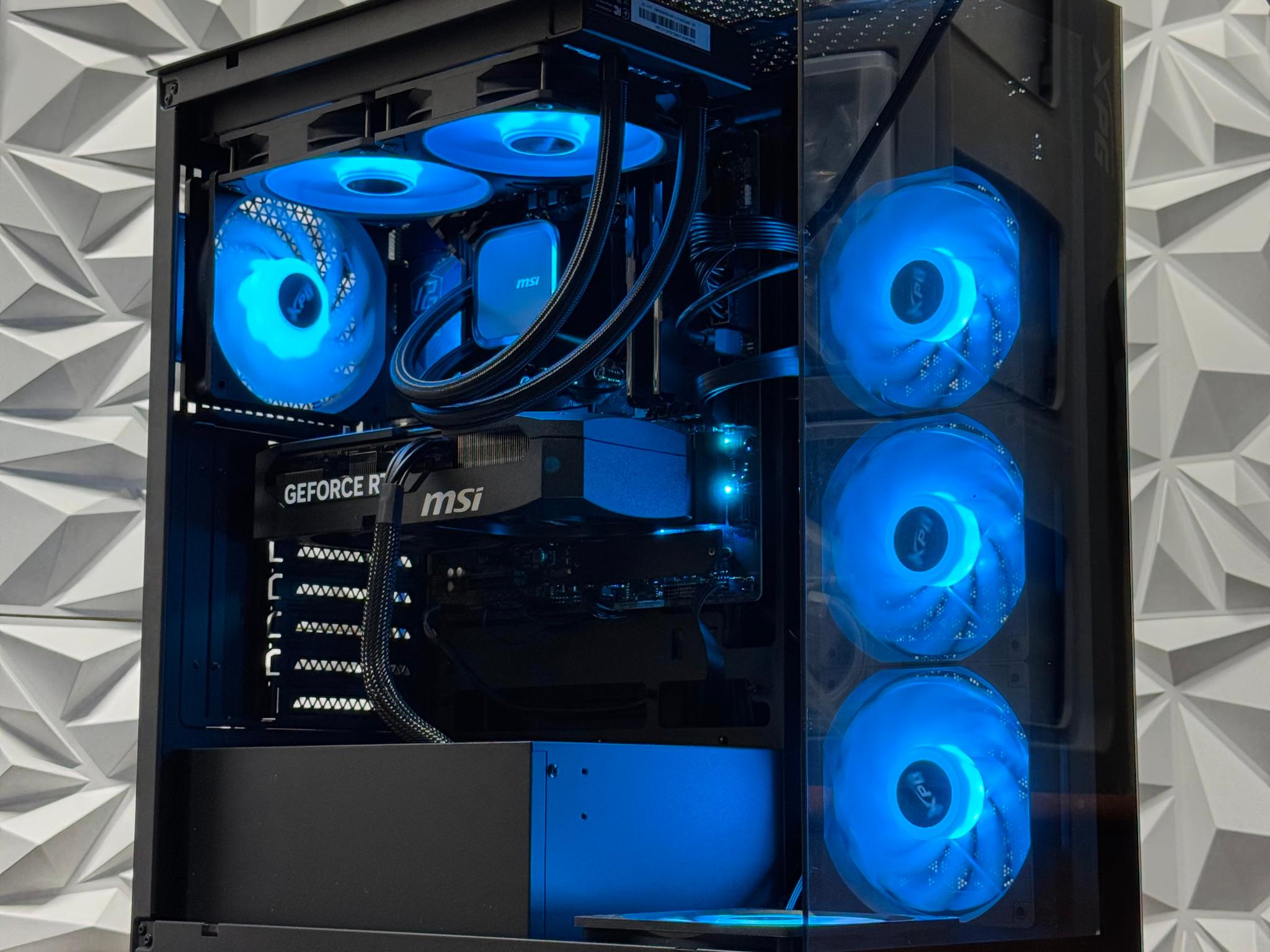 RTX 5070 / Ryzen 5 9600X / 32GB DDR5 Ram / 1TB Nvme ssd 4.0x4 / 750w 80 plus gold psu