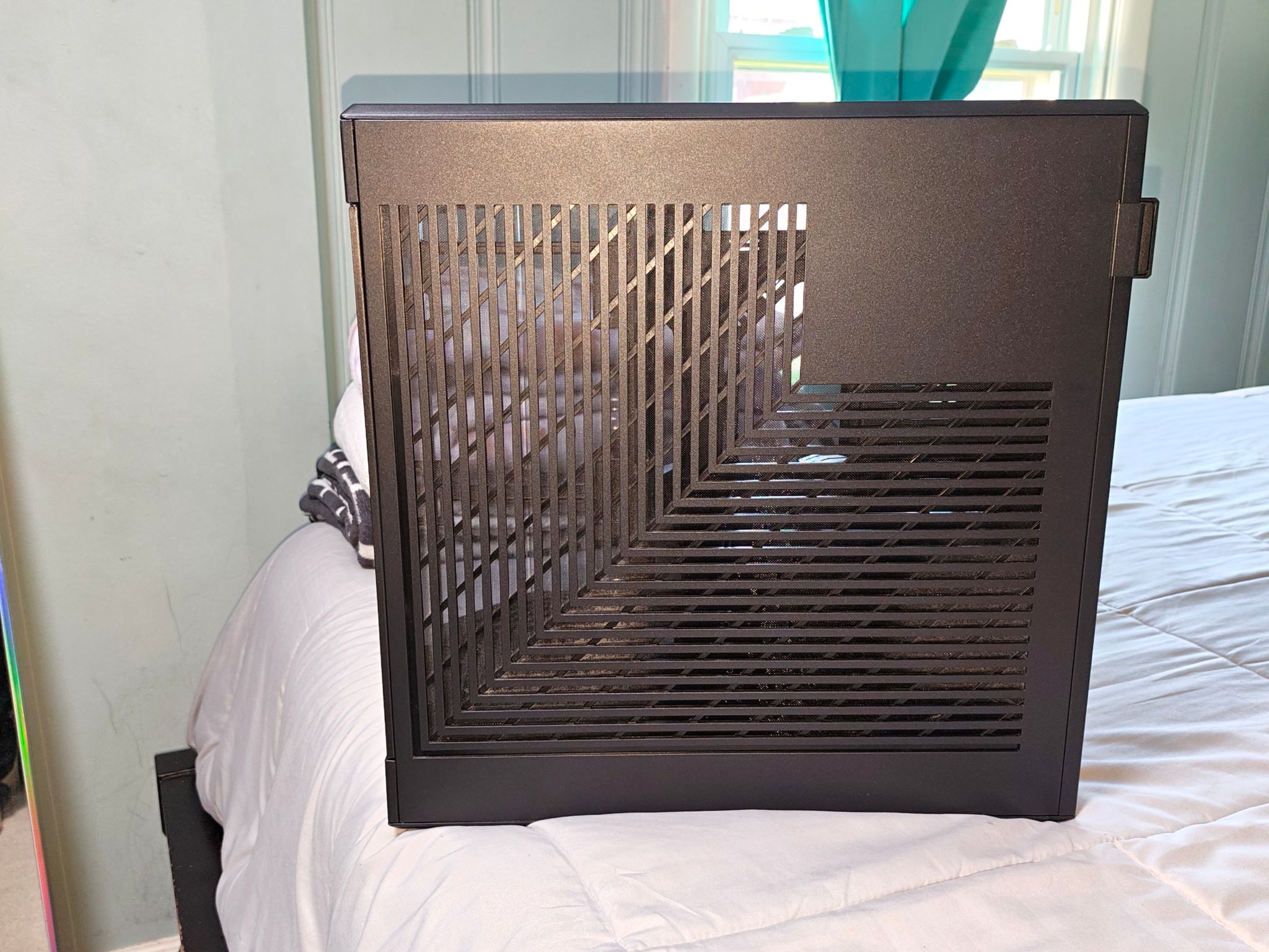 HYTE Y60 (Black - Tempered Glass)