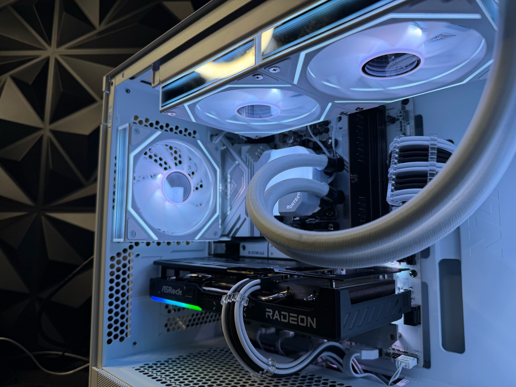 ❄️✨ ICE PRIZM ✨❄️Ryzen 7 7700X| RX 9060XT 16 GB | 32 GB DDR5| 2.5 TB NVMe| 650W PSU