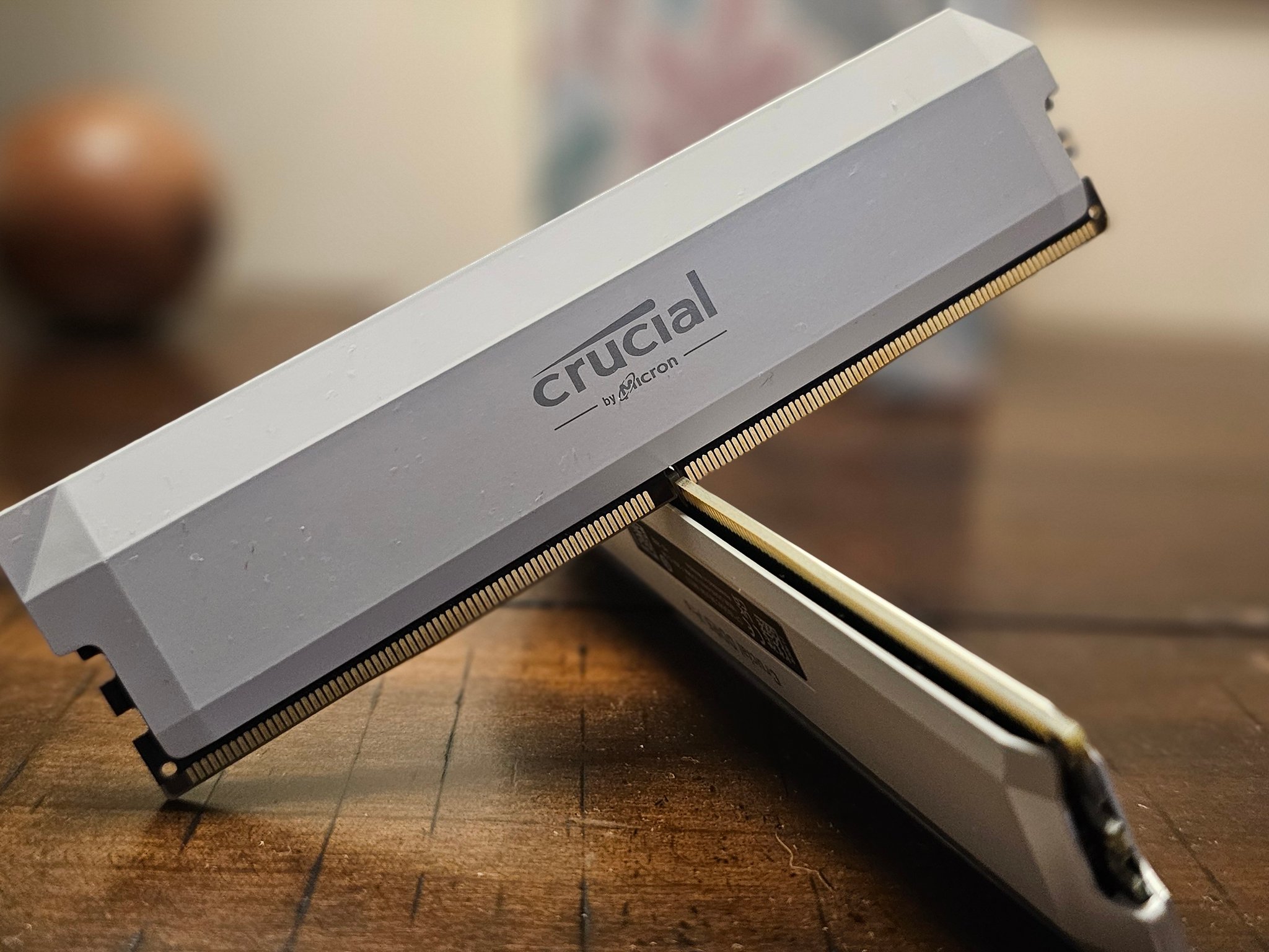 WHITE CRUCIAL DDR5 RAM 2X16 (32GB) 6400 MT/s ( LAST OF ITS KIND )