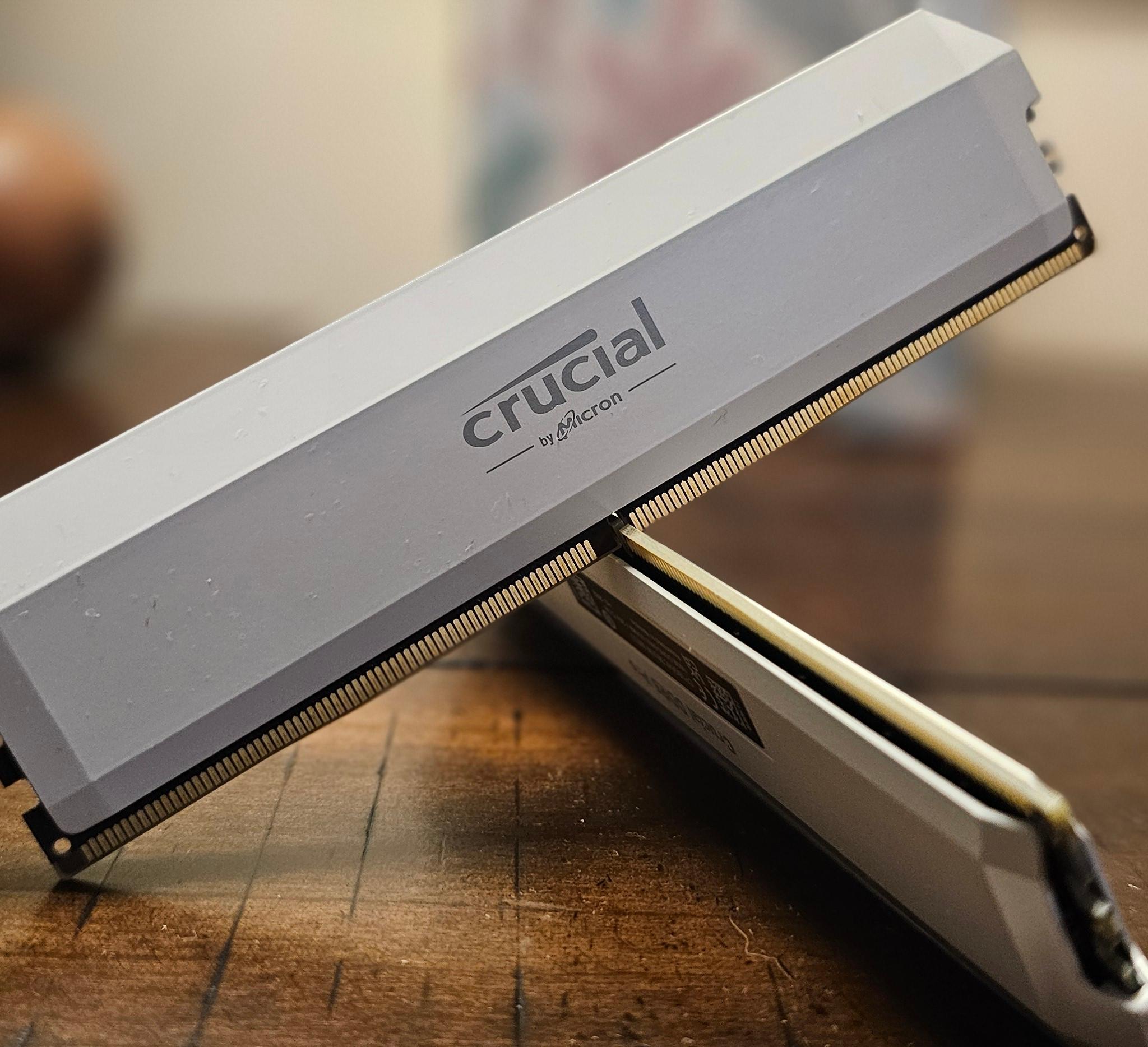 WHITE CRUCIAL DDR5 RAM 2X16 (32GB) 6400 MT/s ( LAST OF ITS KIND )