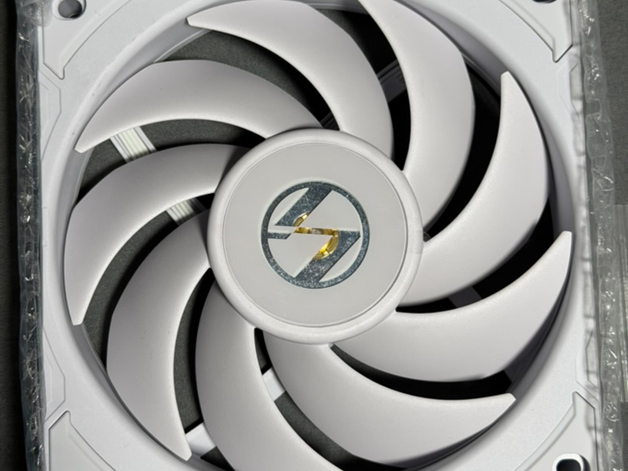 UNI FAN Lian Li P28 Single Pack - White (UF-P28120-1W) Gently Used