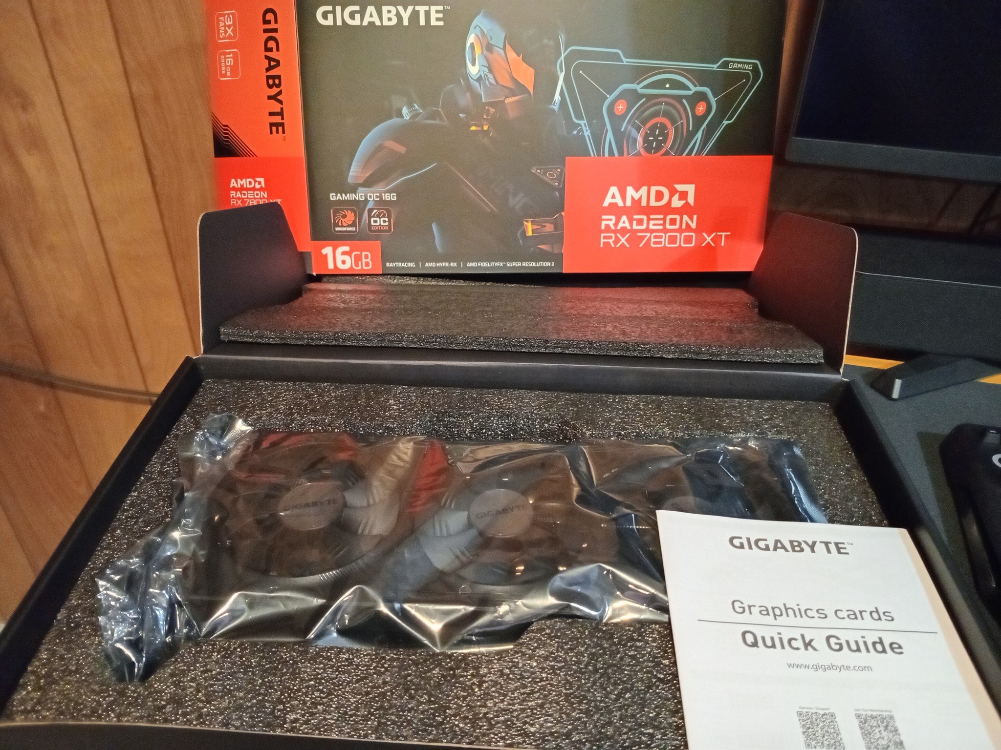 GIGABYTE Radeon RX 7800 XT GAMING OC 16G