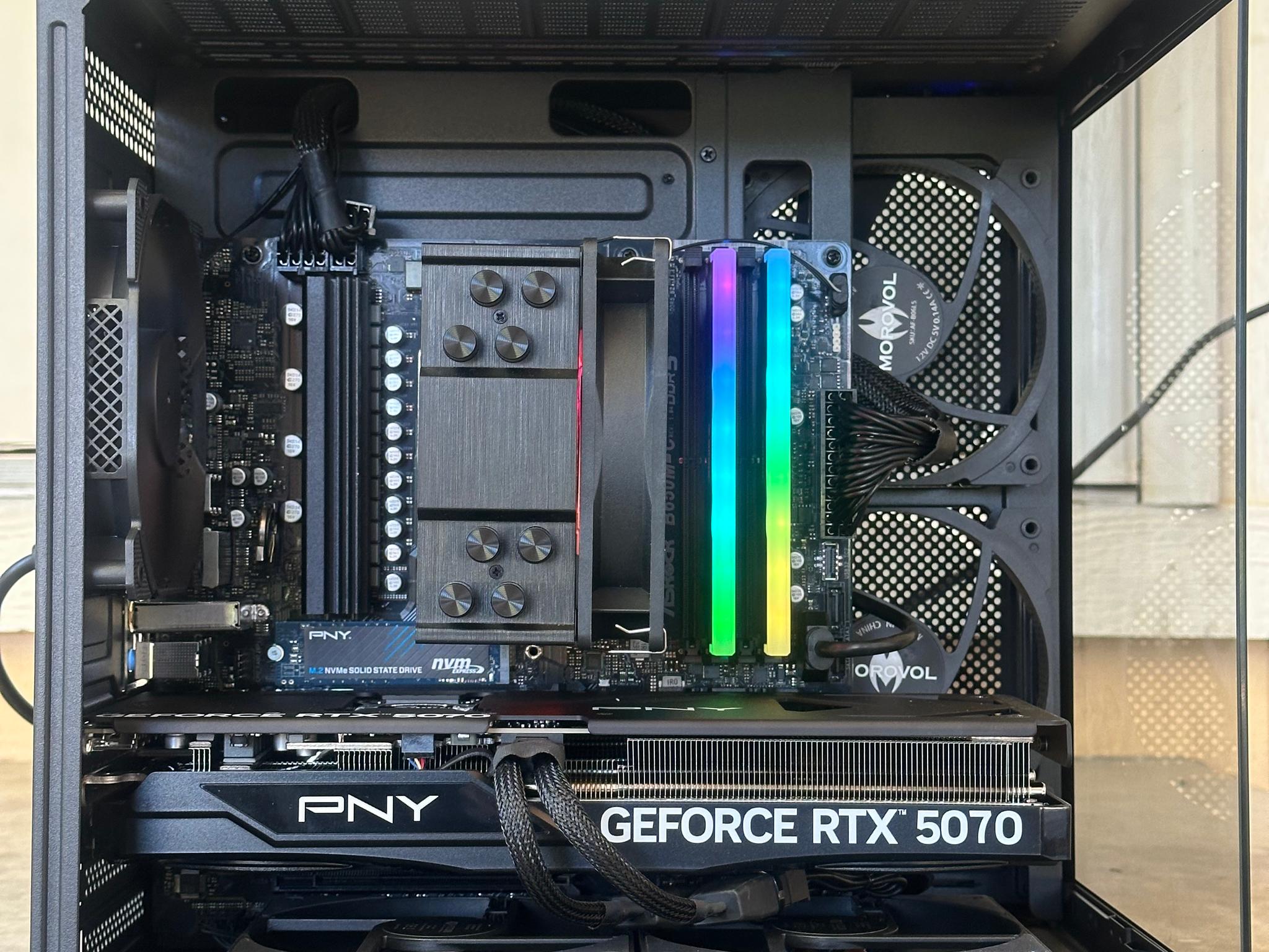 Rtx 5070 / Ryzen 7 8700F / 32GB 7200MHz / 1TB nvme ssd / Windows 11