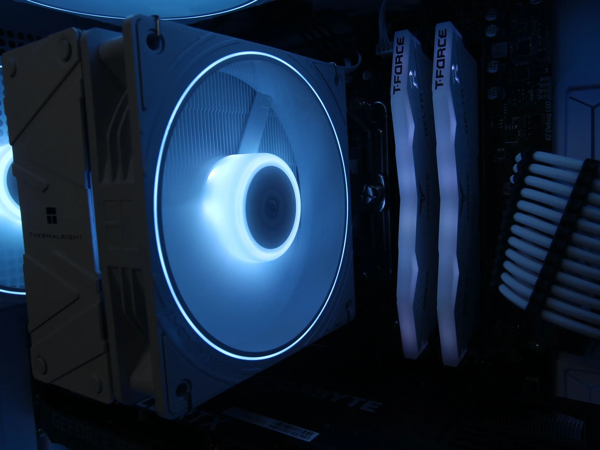 White Gaming PC / AMD Ryzen 5 7600X / RTX 3070 / 32GB / 1TB / Windows 10 Pro