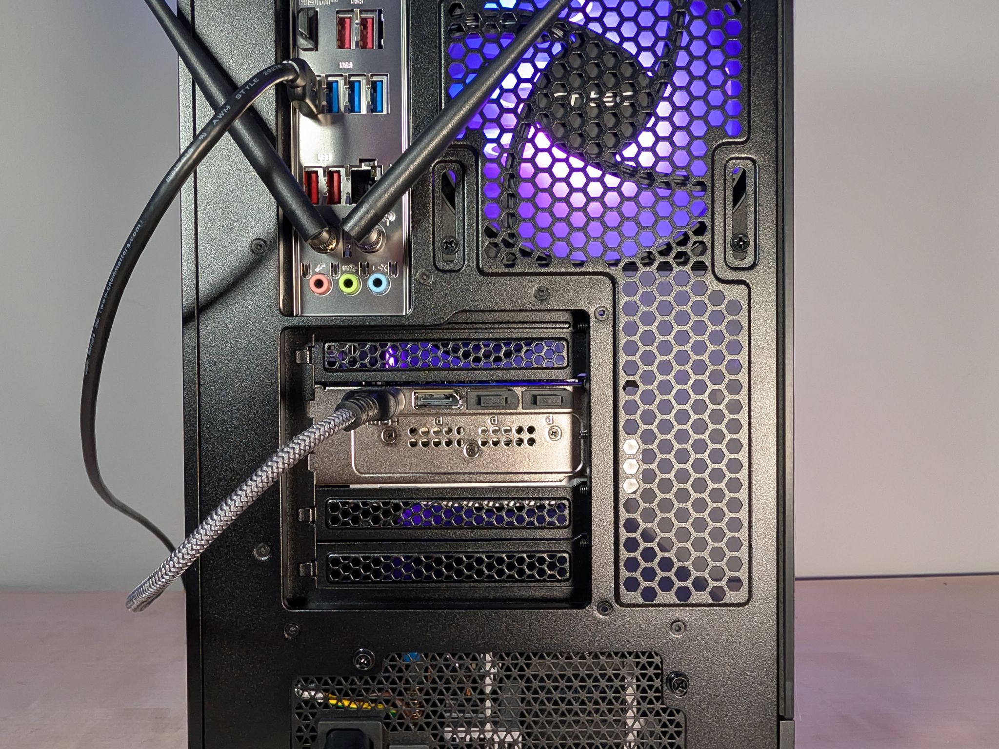 RTX 5070 // Ryzen 7 9700x // 32GB DDR5 // 1TB Gen4 NVMe // WiFi