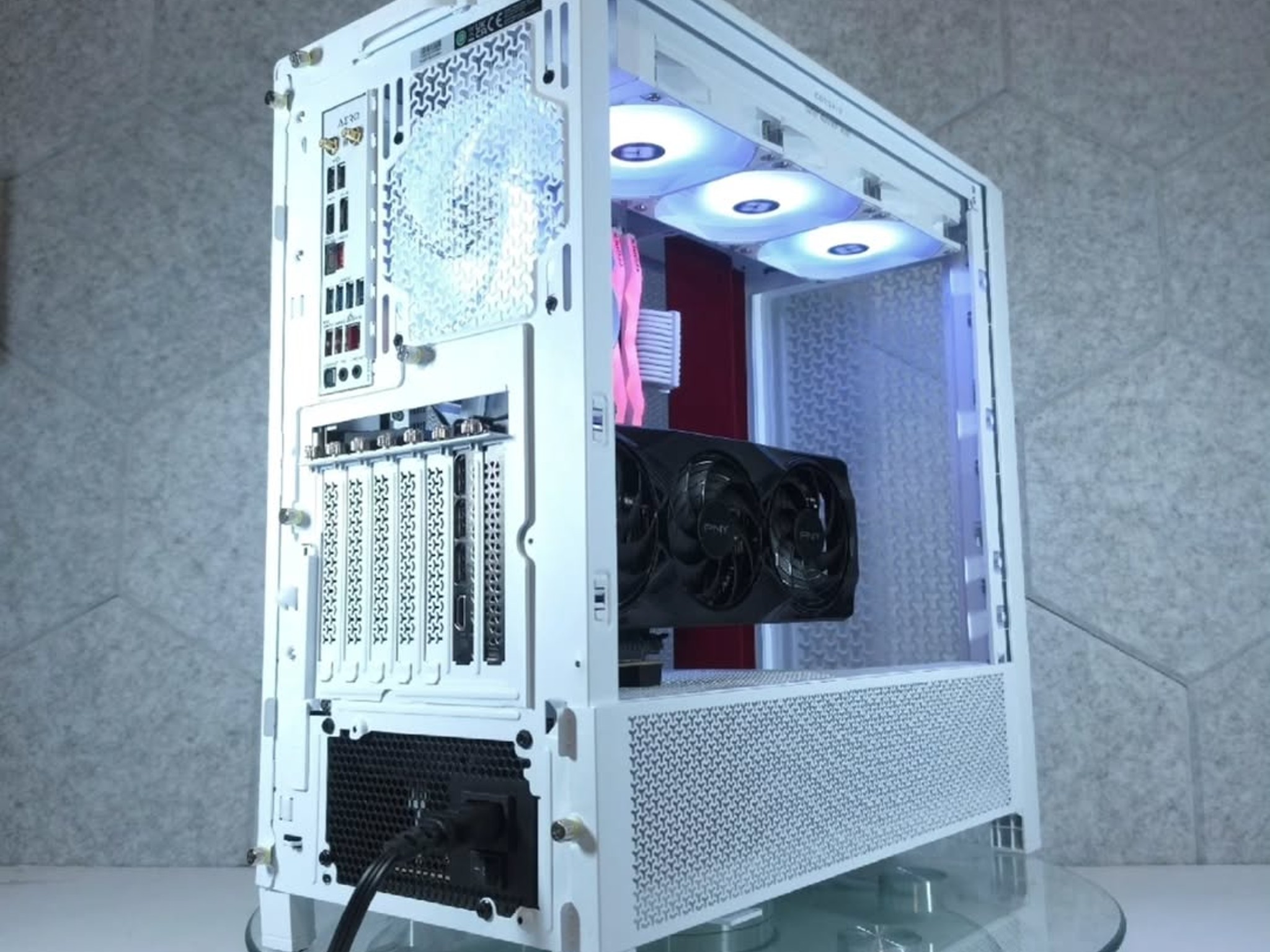 ASUS RTX 5070 ❤️ Ryzen 7 9800X3D