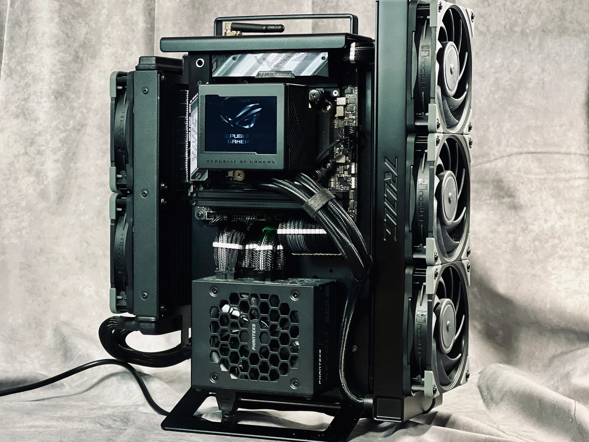 High-end Gaming PC in the Xproto-L - 7800X3D, RTX 4090, 64GB Dom. Titanium DDR5, Dual AIO Cooling