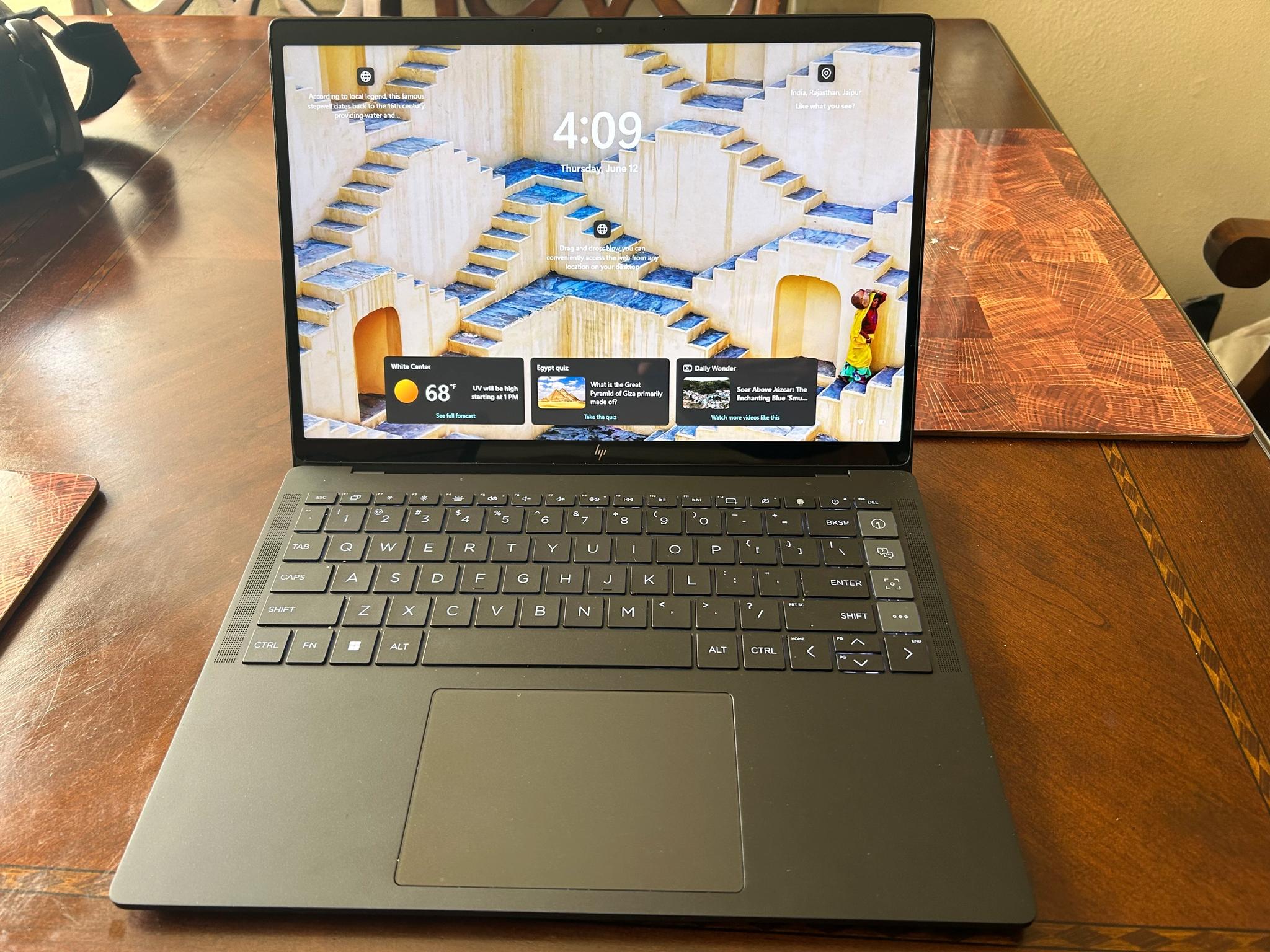 $1400 laptop for $400-HP Dragonfly Pro One 2024 laptop, under warranty. 7736u CPU and 680M igpu.