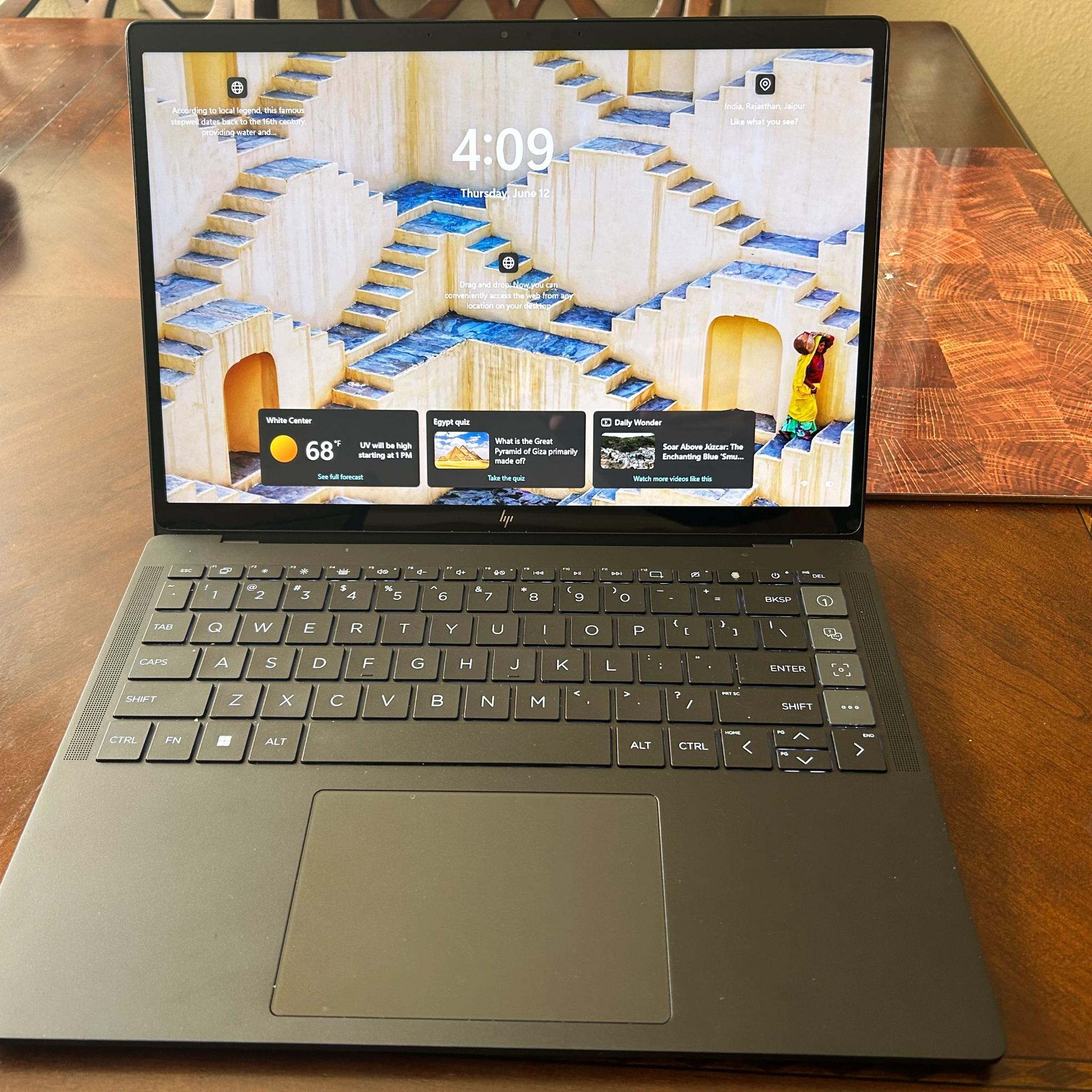 $1400 laptop for $400-HP Dragonfly Pro One 2024 laptop, under warranty. 7736u CPU and 680M igpu.