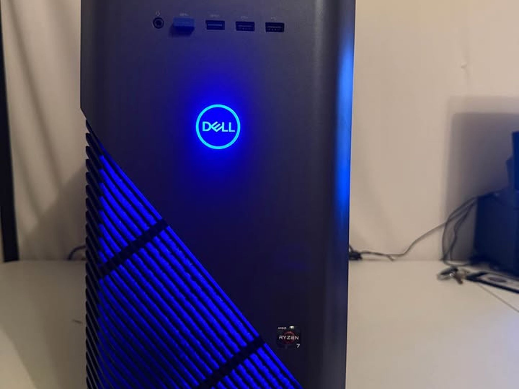 Gaming PC: Ryzen 7 2700, 16GB DDR4 RAM, 500GB NVME SSD, RX 5600 XT 6GB, DELL INSPIRON 5676