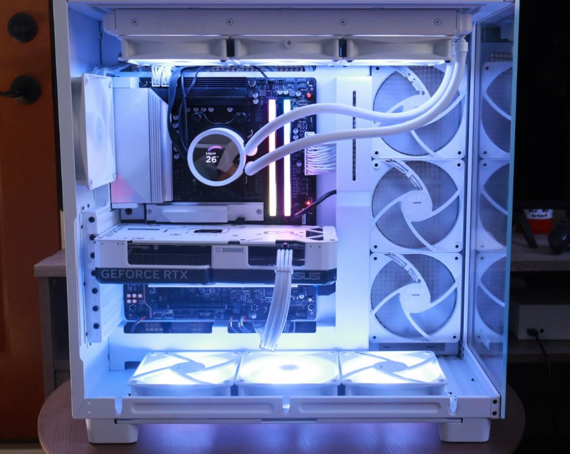 FULL WHITE GAMING PC - RTX 4070 12 GB, Ryzen 7 7800X3D, Liquid Cooling, 4 TB storage, 32 GB RAM