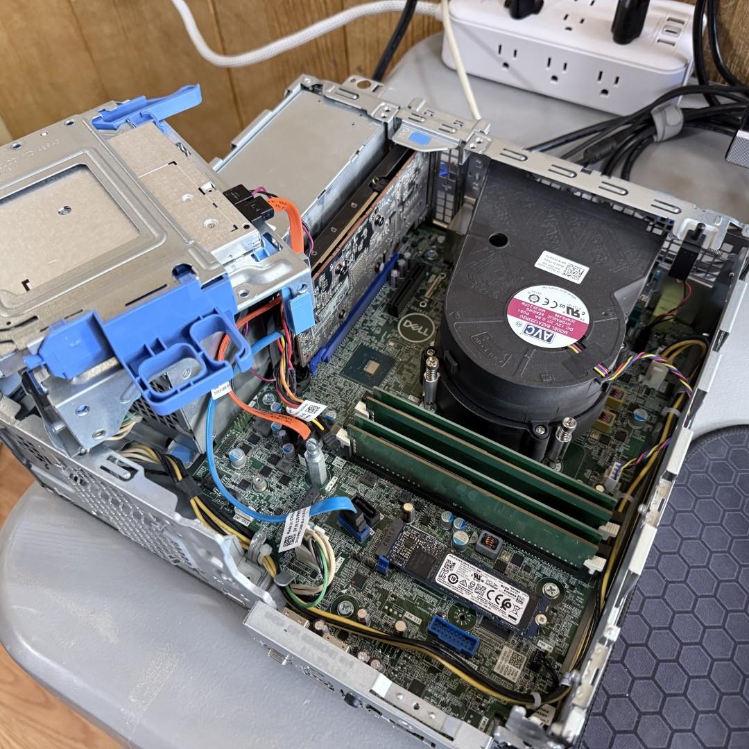 Dell OptiPlex 7060, i5, 16GB, 256 NVME, AMD RX 6400 LP - VERY LIGHT "Gaming" - Windows 11 PRO