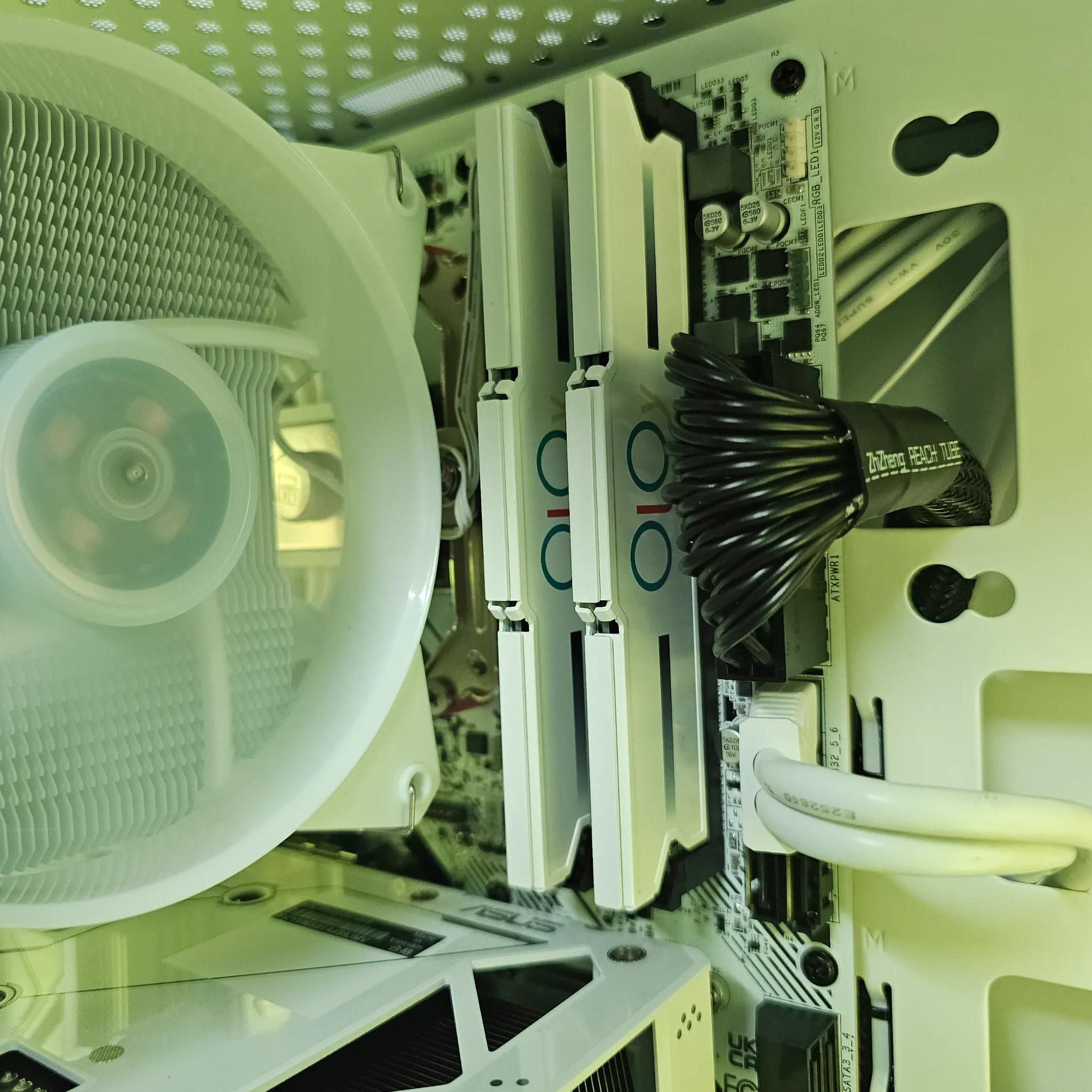 RTX 4060 8GB// Ryzen 5 3600 // 2TB SSD // 32GB DDR4 // "Domino" 1080p