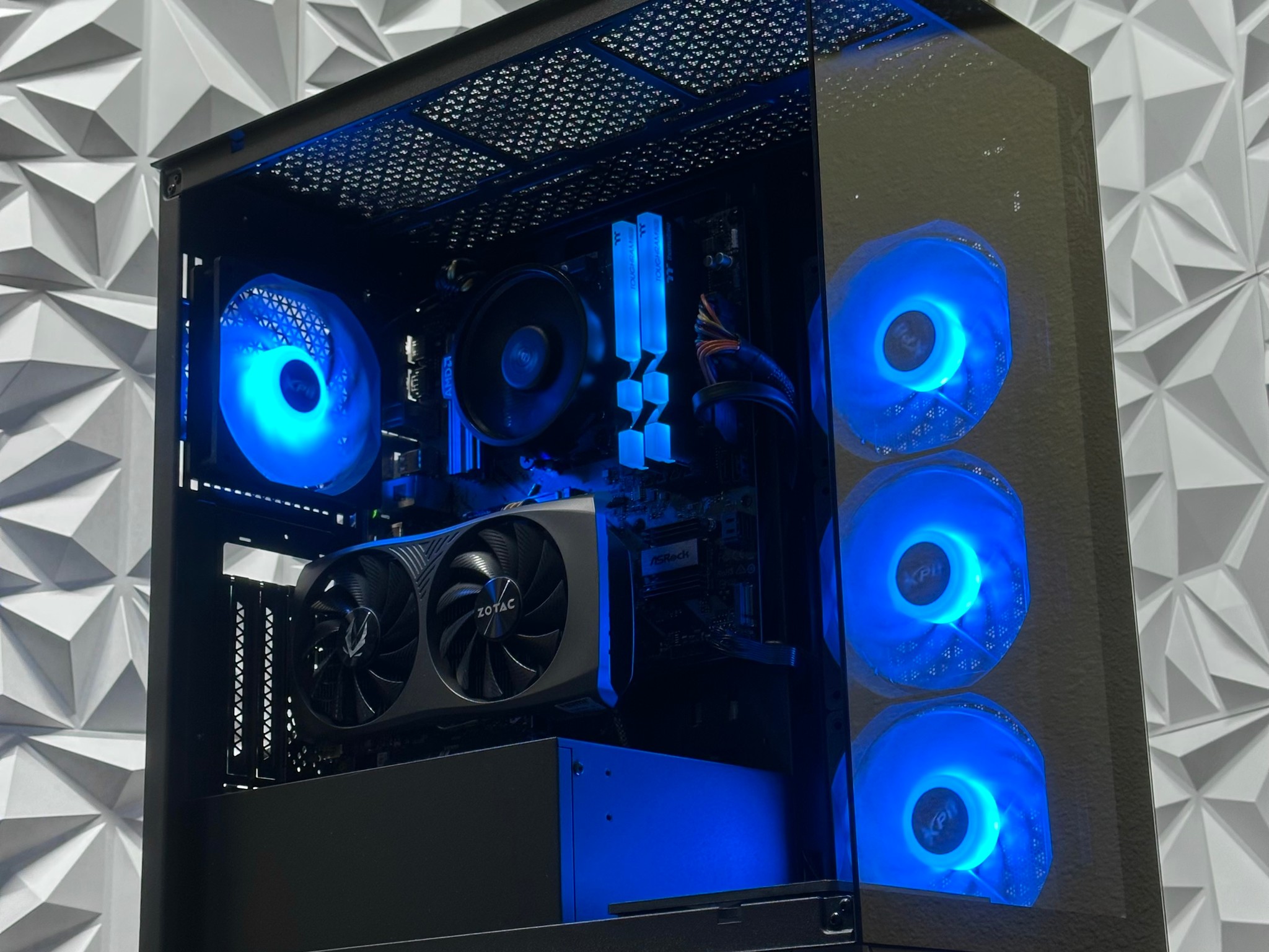 RTX 4060 / Ryzen 5 5500 / 16GB 3600MHz Ram / 512GB SSD / B550 / 600w / windows 11