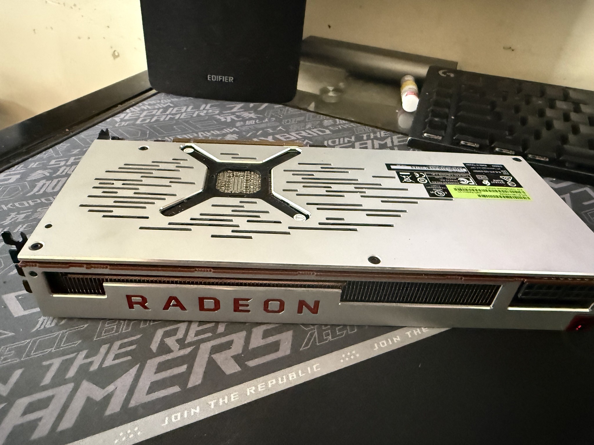 AMD Radeon VII 16GB HBM2 PCIe Graphics Card – Raw Power for Gaming & Creation!