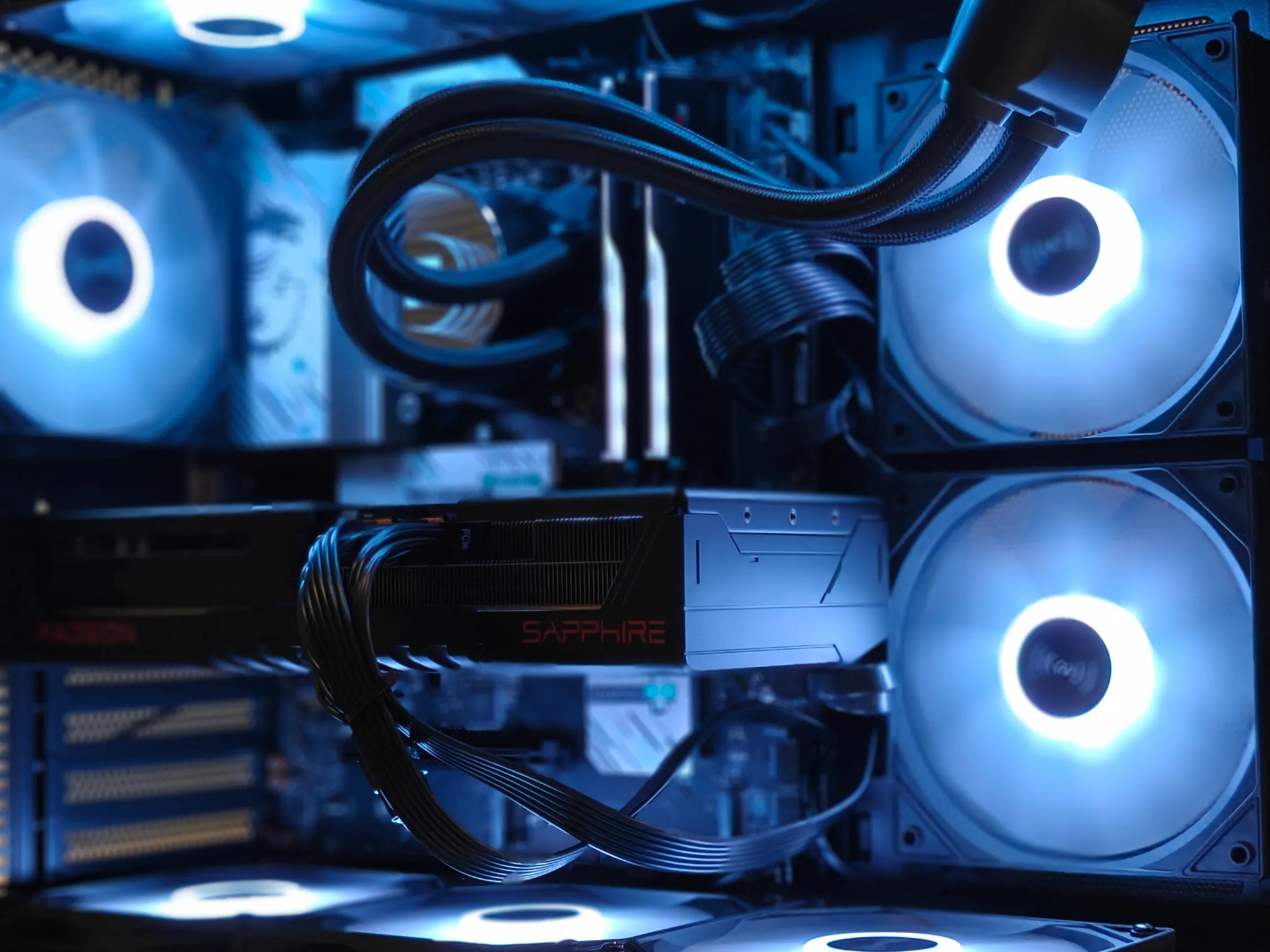 1440P - AMD Radeon RX 9070 - Intel Core Ultra 7 265K - 32GB DDR5 6000 - 2TB M.2 NVMe Gen 4 SSD