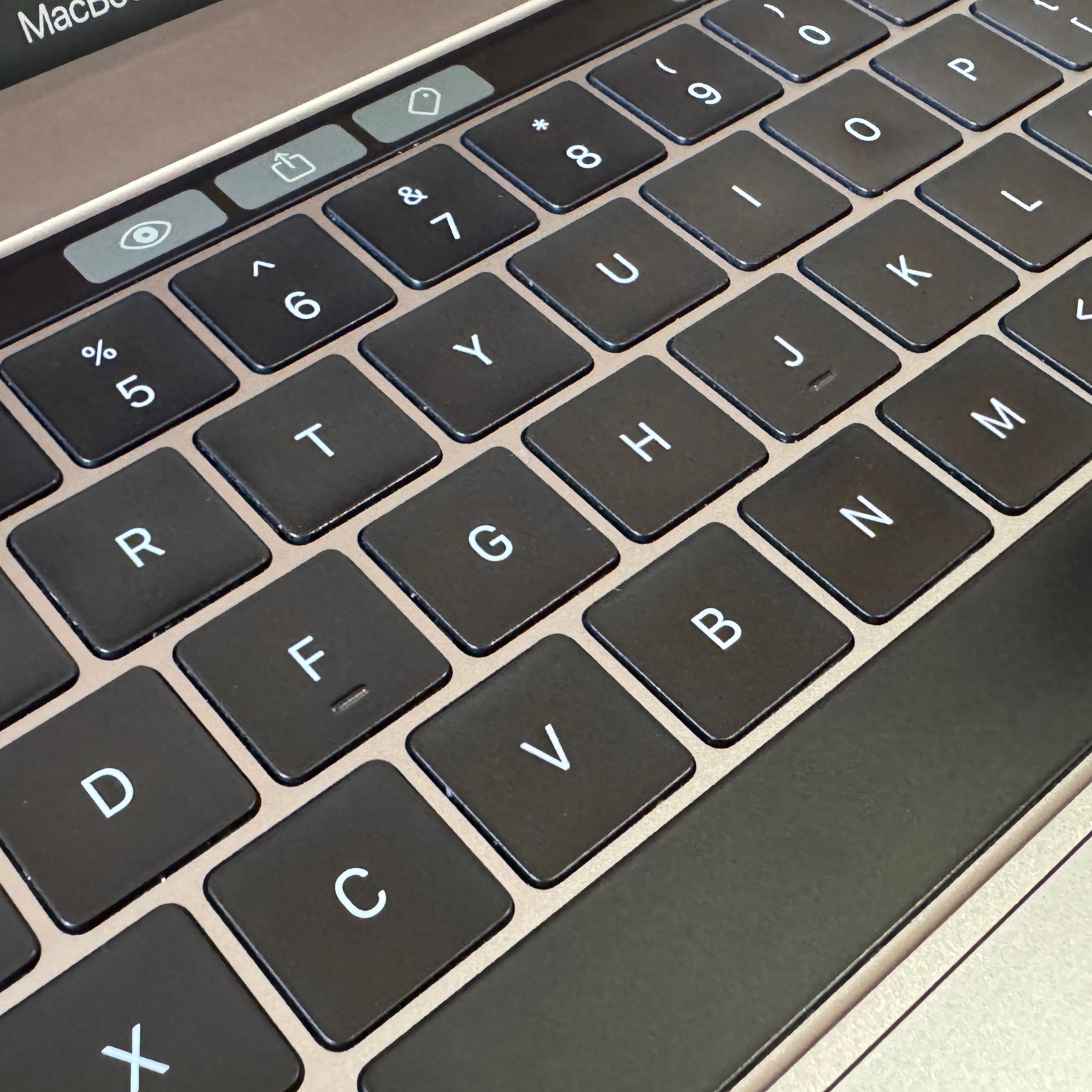 Apple MacBook Pro 15" (2018) Intel Core i7, 16GB Memory, AMD Radeon Pro 555X, 250GB SSD - Space Gray